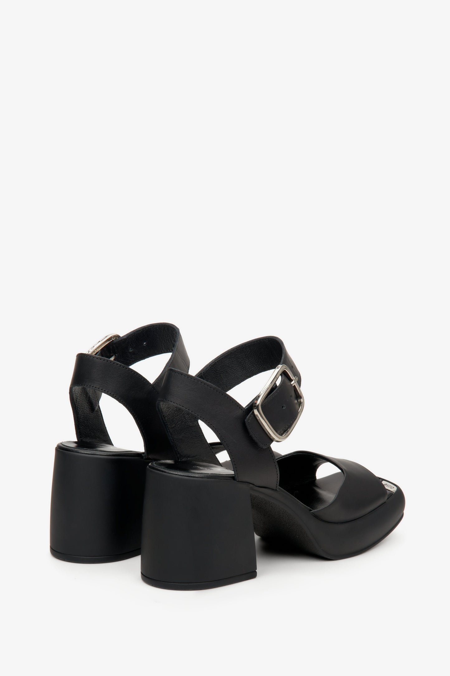 Rückansicht der schwarzen Ledersandalen mit Absatz für Damen.