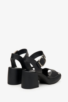 Rückansicht der schwarzen Ledersandalen mit Absatz für Damen.