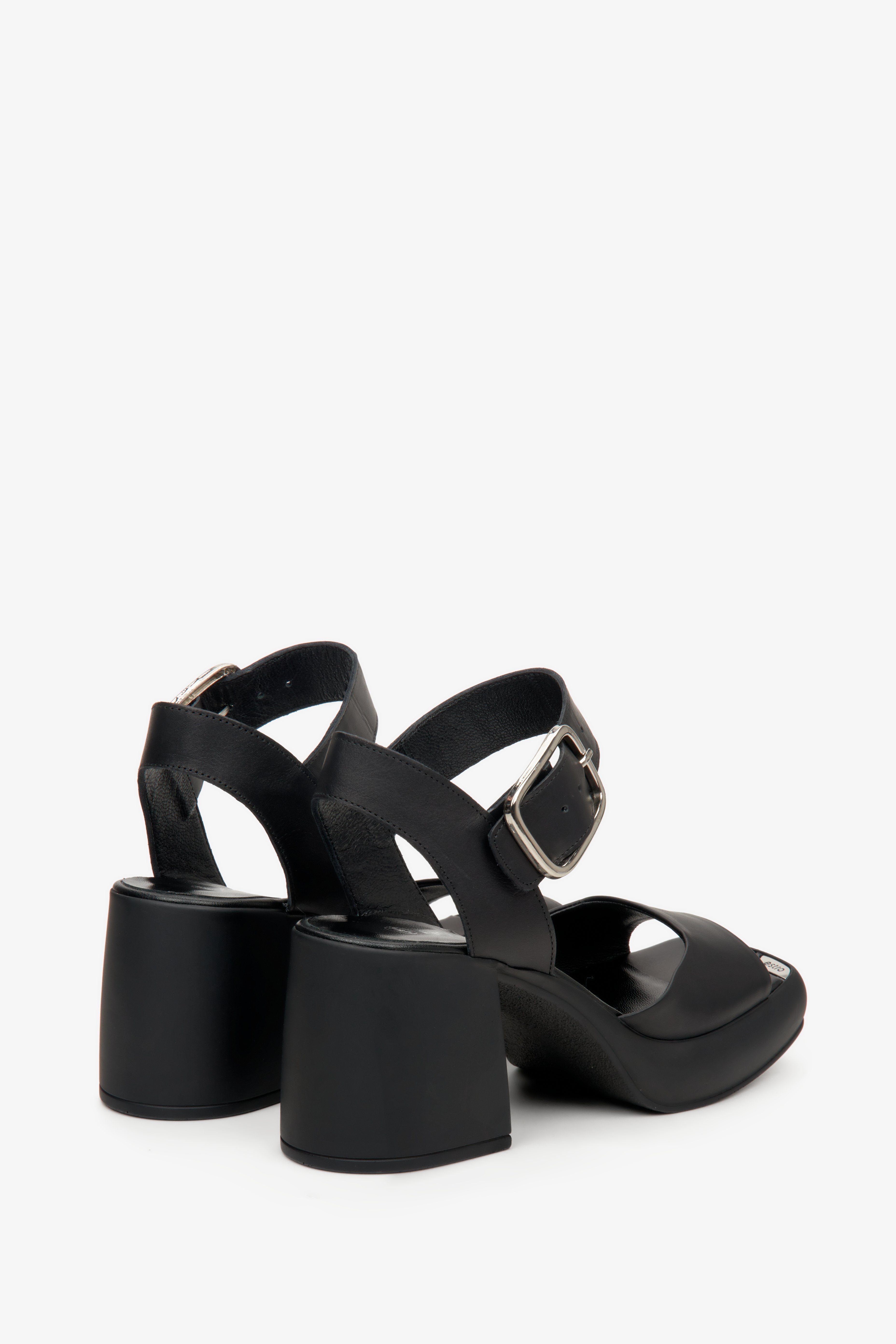 Rückansicht der schwarzen Ledersandalen mit Absatz für Damen.