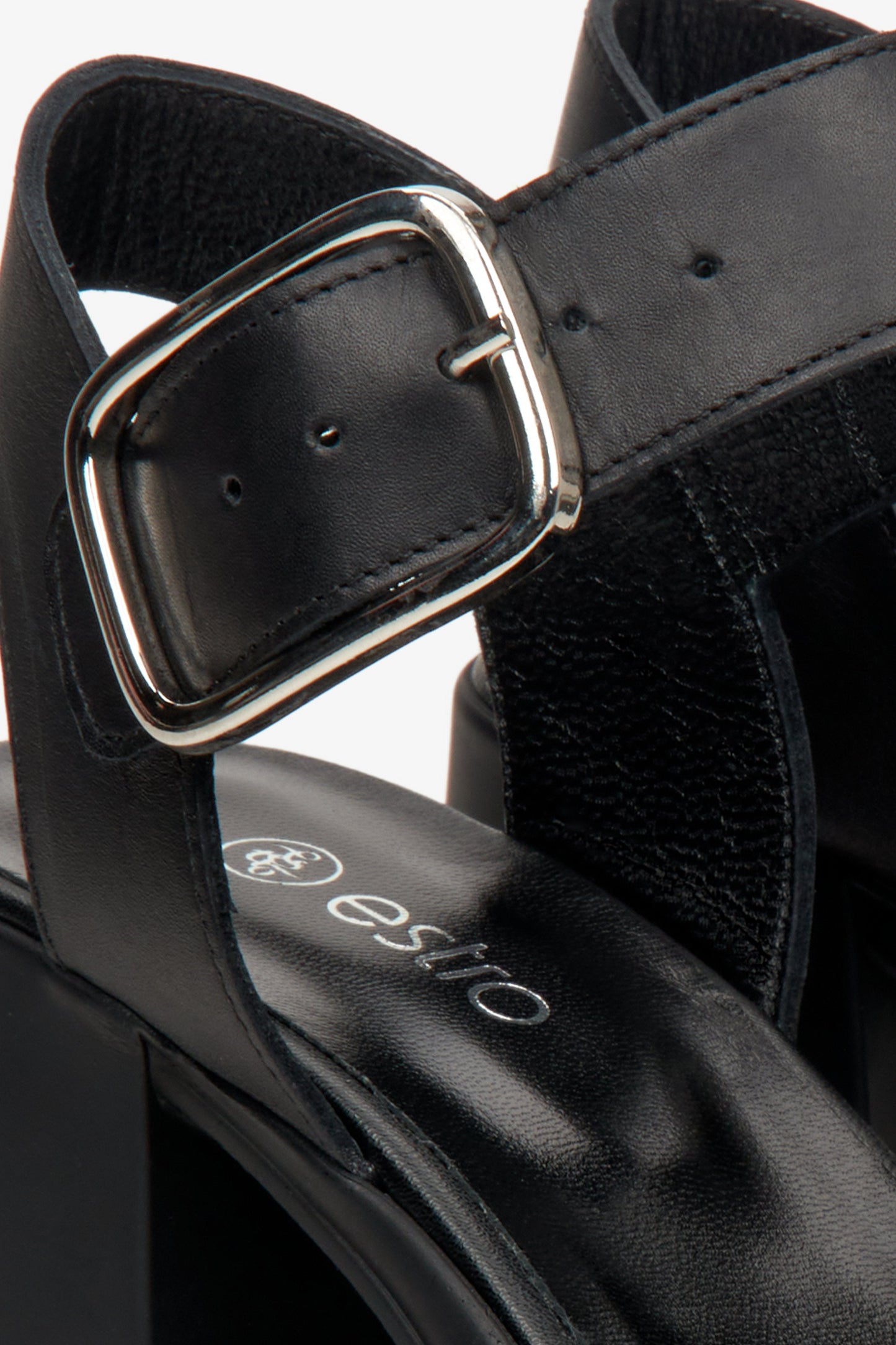 Detailansicht der schwarzen Sandalen aus echtem Leder.