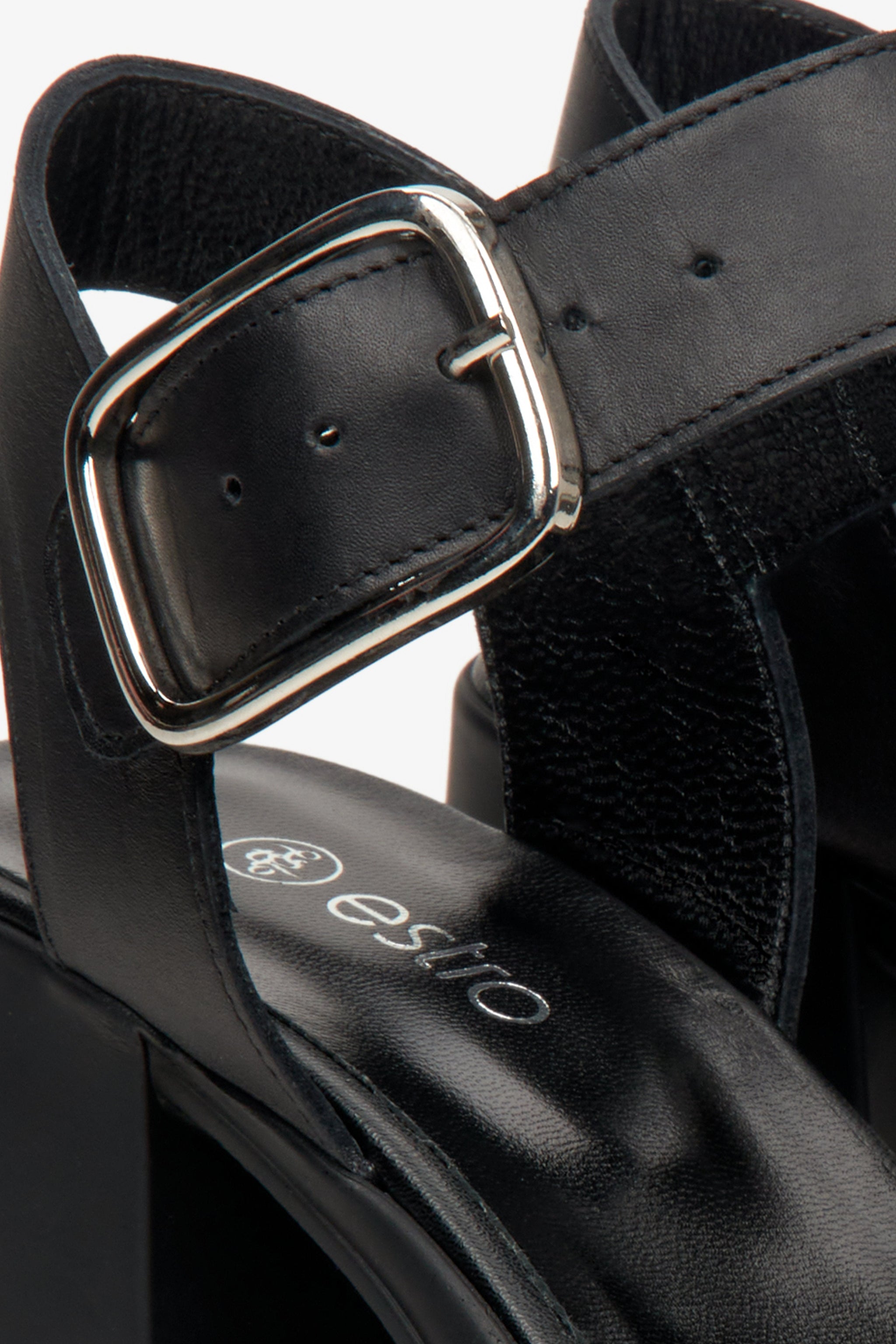 Detailansicht der schwarzen Sandalen aus echtem Leder.