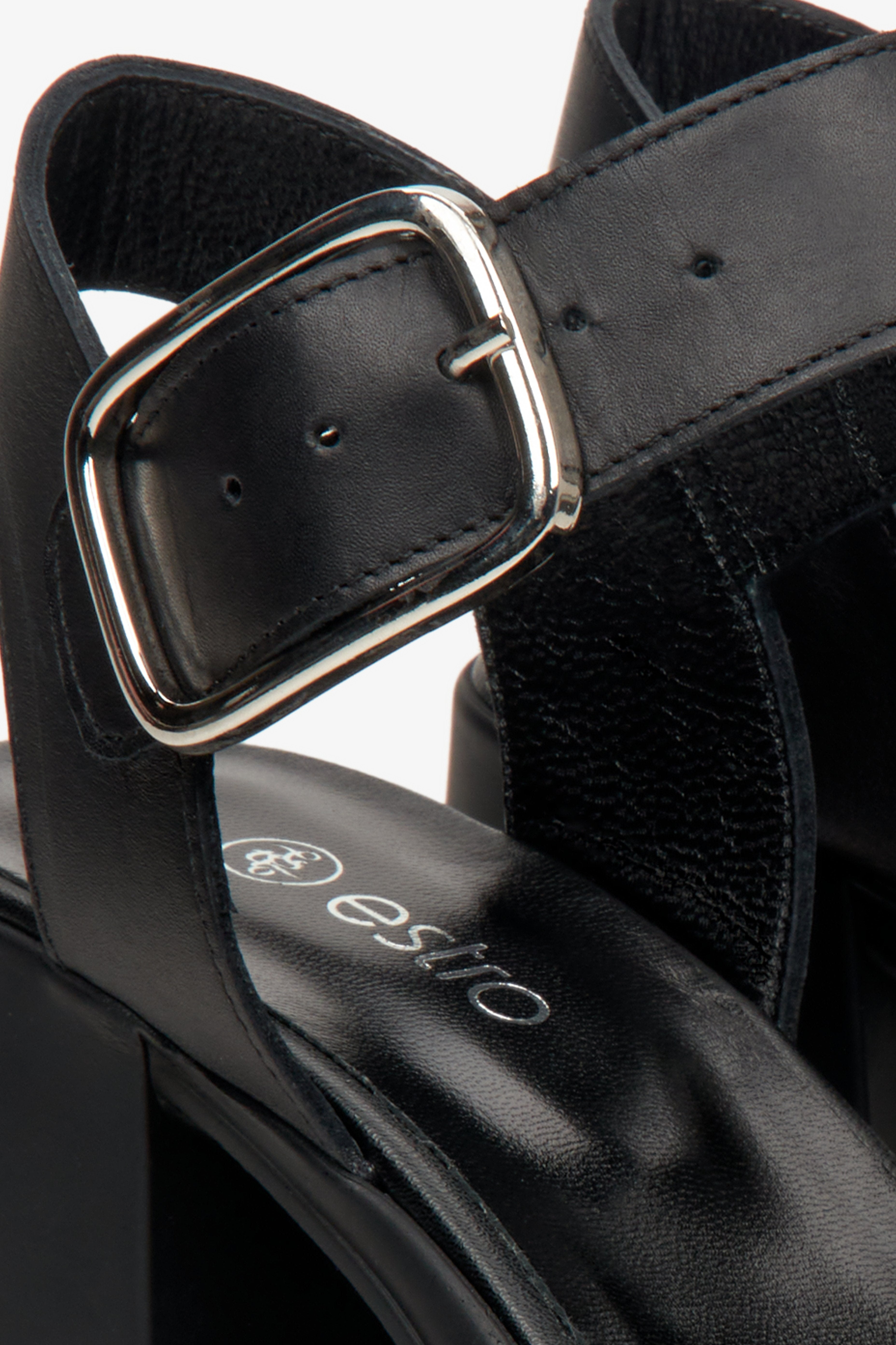 Detailansicht der schwarzen Sandalen aus echtem Leder.