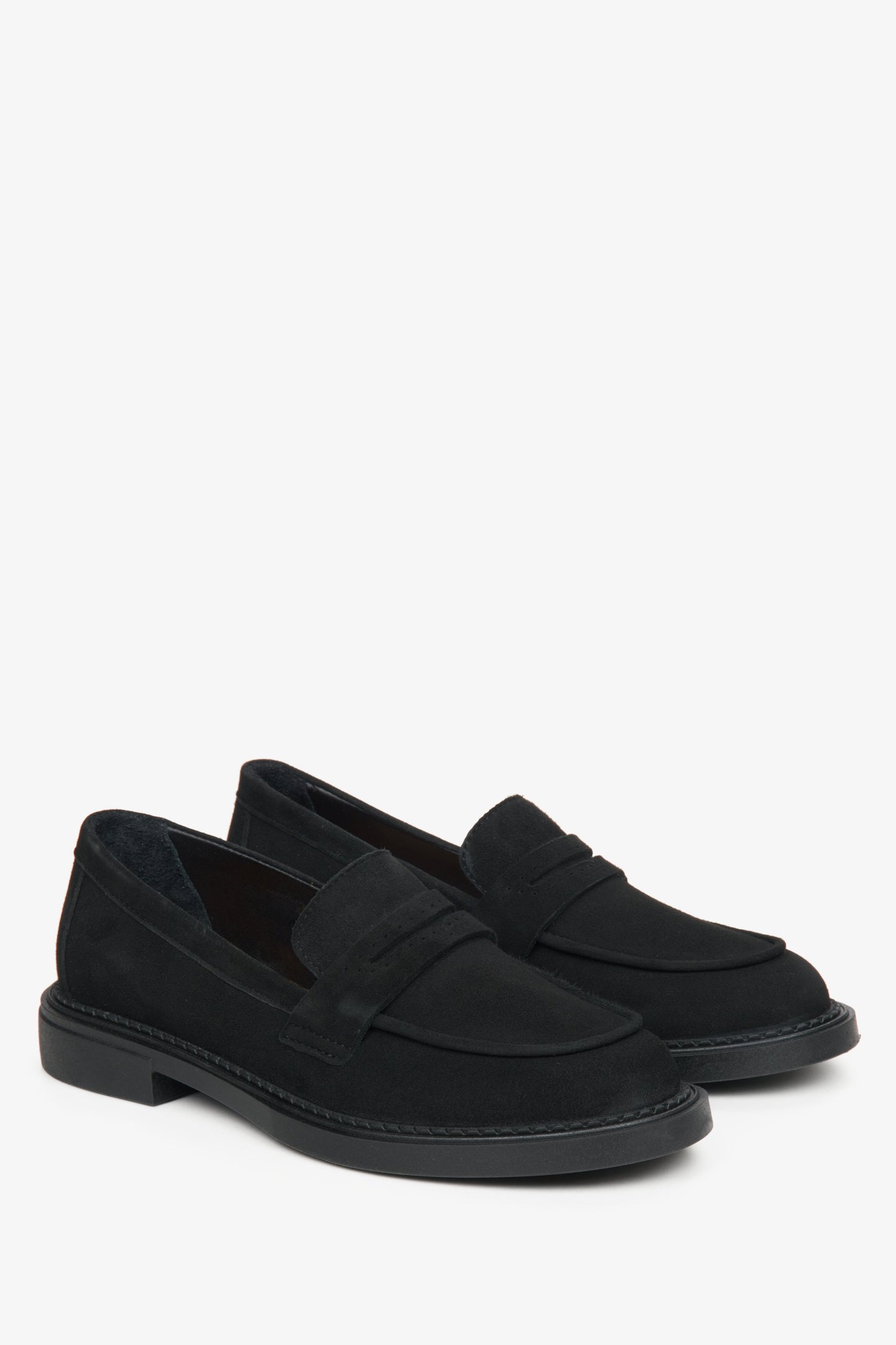 Detailaufnahme der eleganten Raffung und klassischen Silhouette der Loafer Estro ER00114532