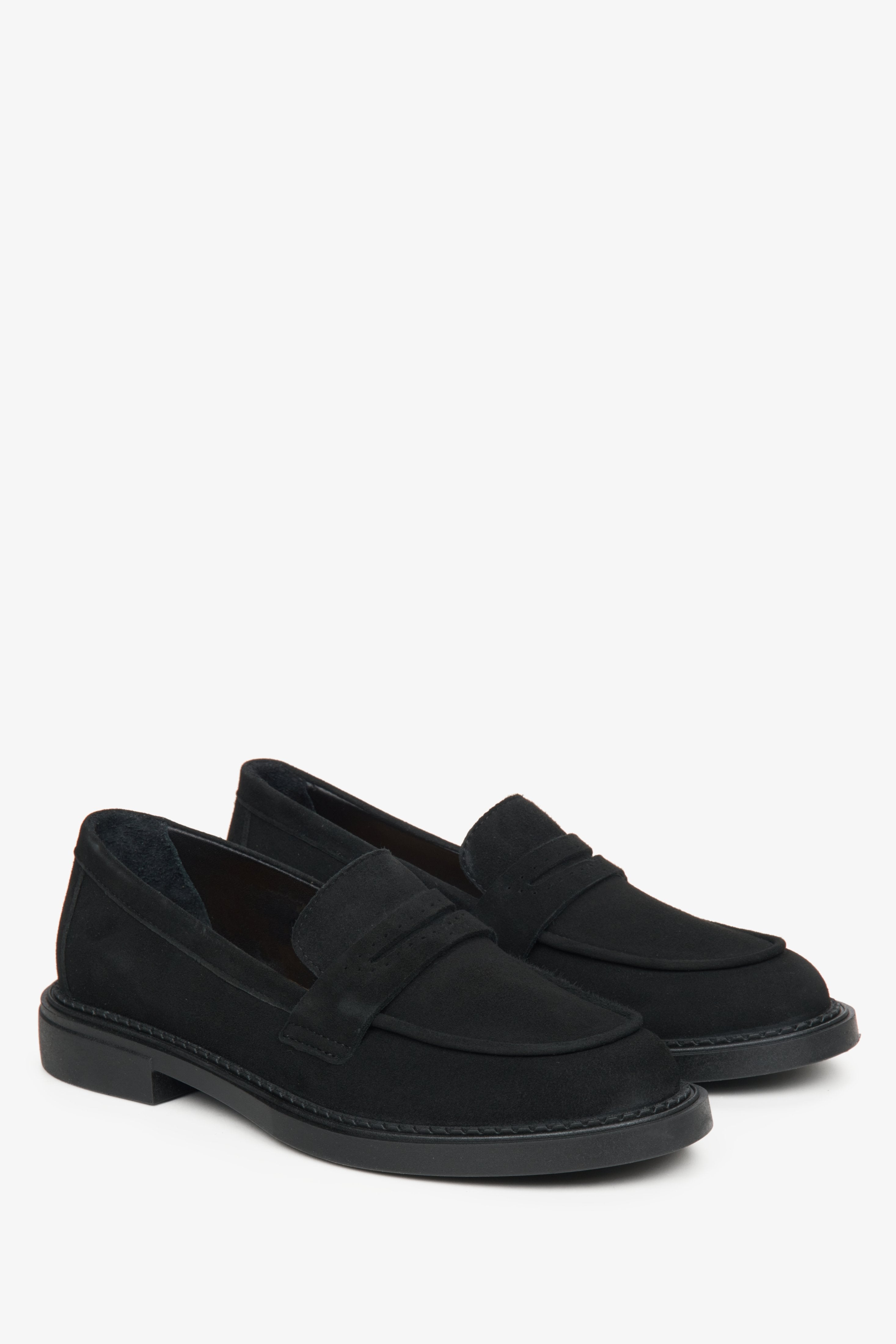 Detailaufnahme der eleganten Raffung und klassischen Silhouette der Loafer Estro ER00114532