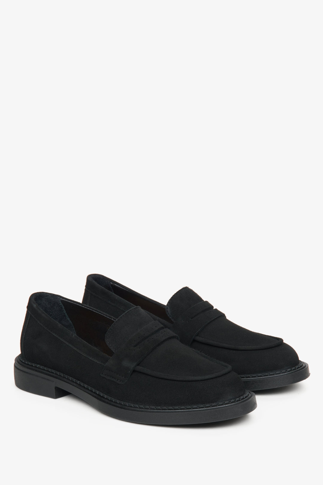 Detailaufnahme der eleganten Raffung und klassischen Silhouette der Loafer Estro ER00114532