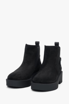 Ein Paar schwarze Veloursleder-Chelsea-Boots mit einer klobigen Profilsohle und elastischen Einsätzen.