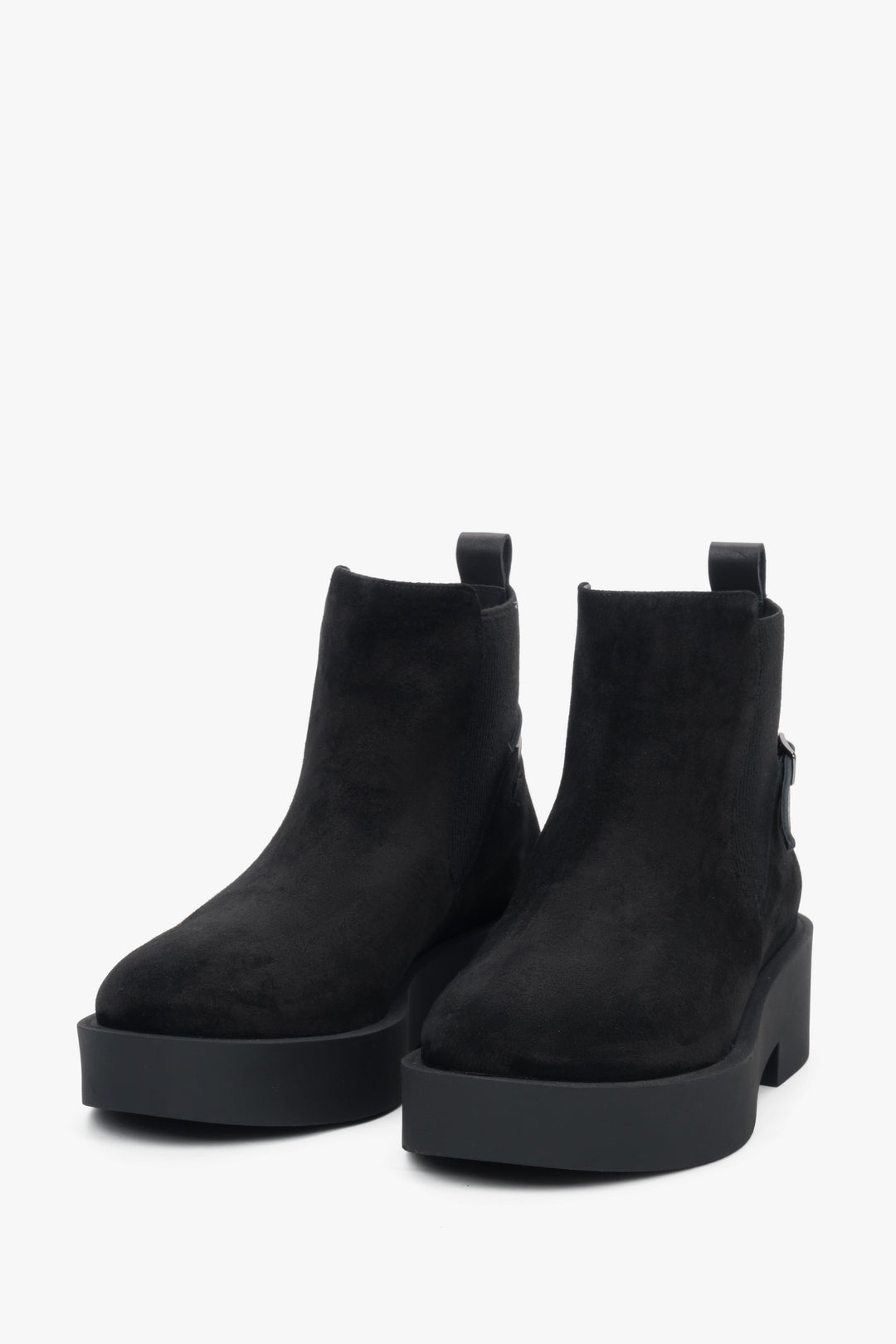 Ein Paar schwarze Veloursleder-Chelsea-Boots mit einer klobigen Profilsohle und elastischen Einsätzen.