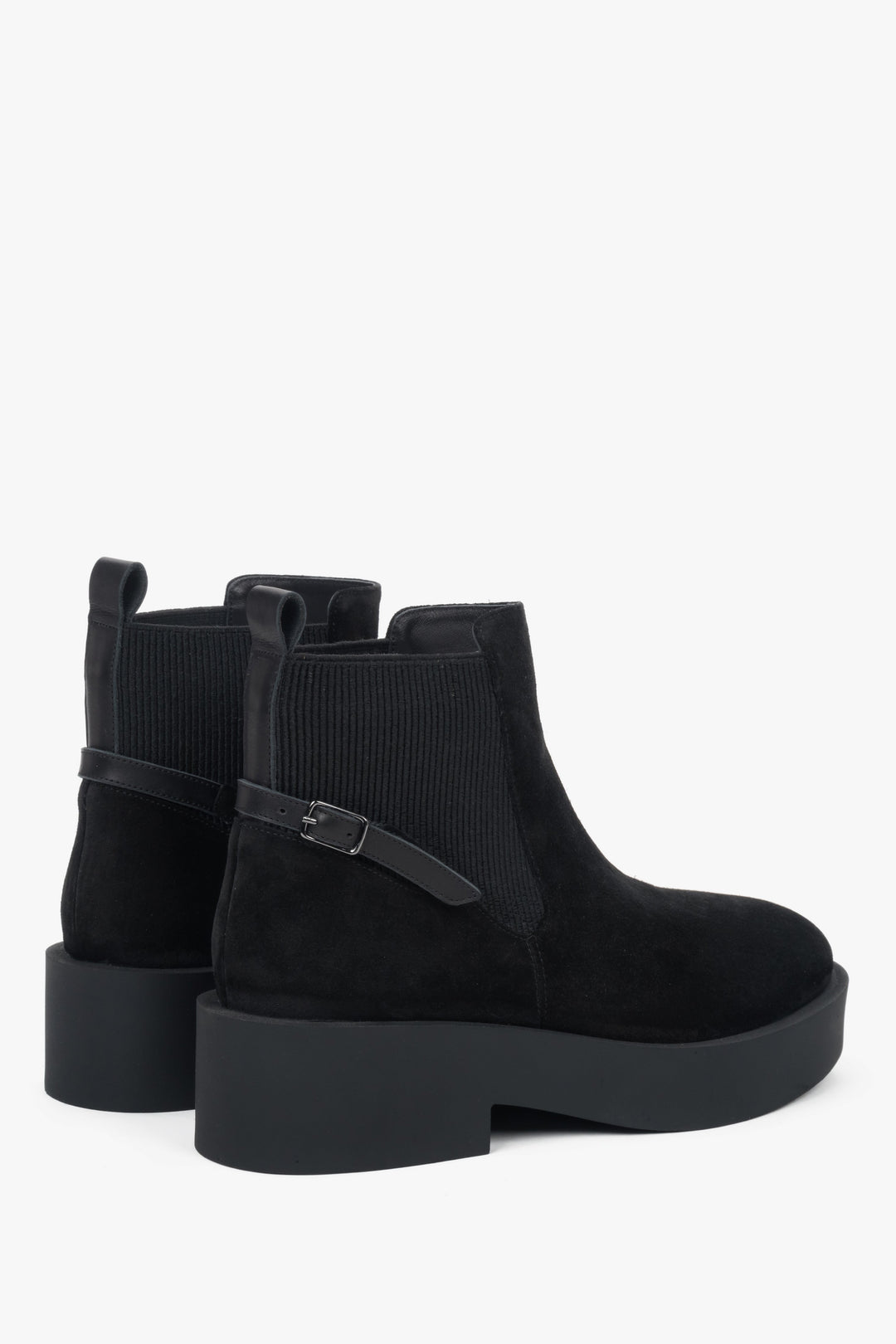 Ein Paar schwarze Veloursleder-Chelsea-Boots mit einer klobigen Profilsohle und elastischen Einsätzen.