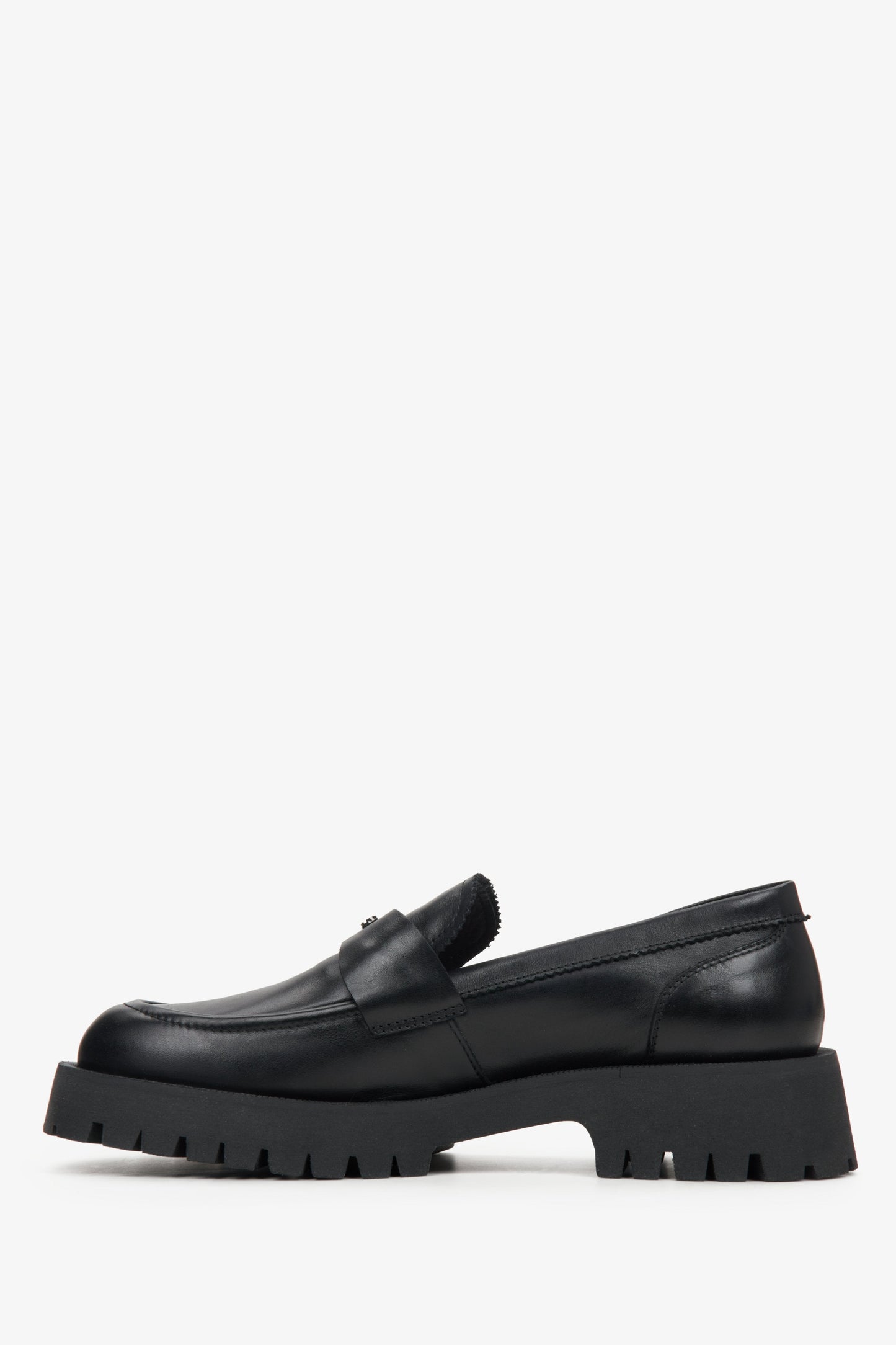 Ein Paar schwarze Leder-Loafer mit einer klobigen Profilsohle und klassischem Penny-Riemen.
