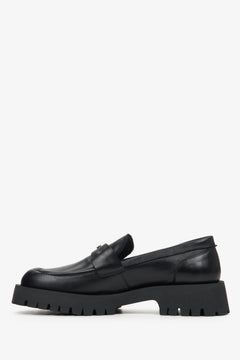 Ein Paar schwarze Leder-Loafer mit einer klobigen Profilsohle und klassischem Penny-Riemen.