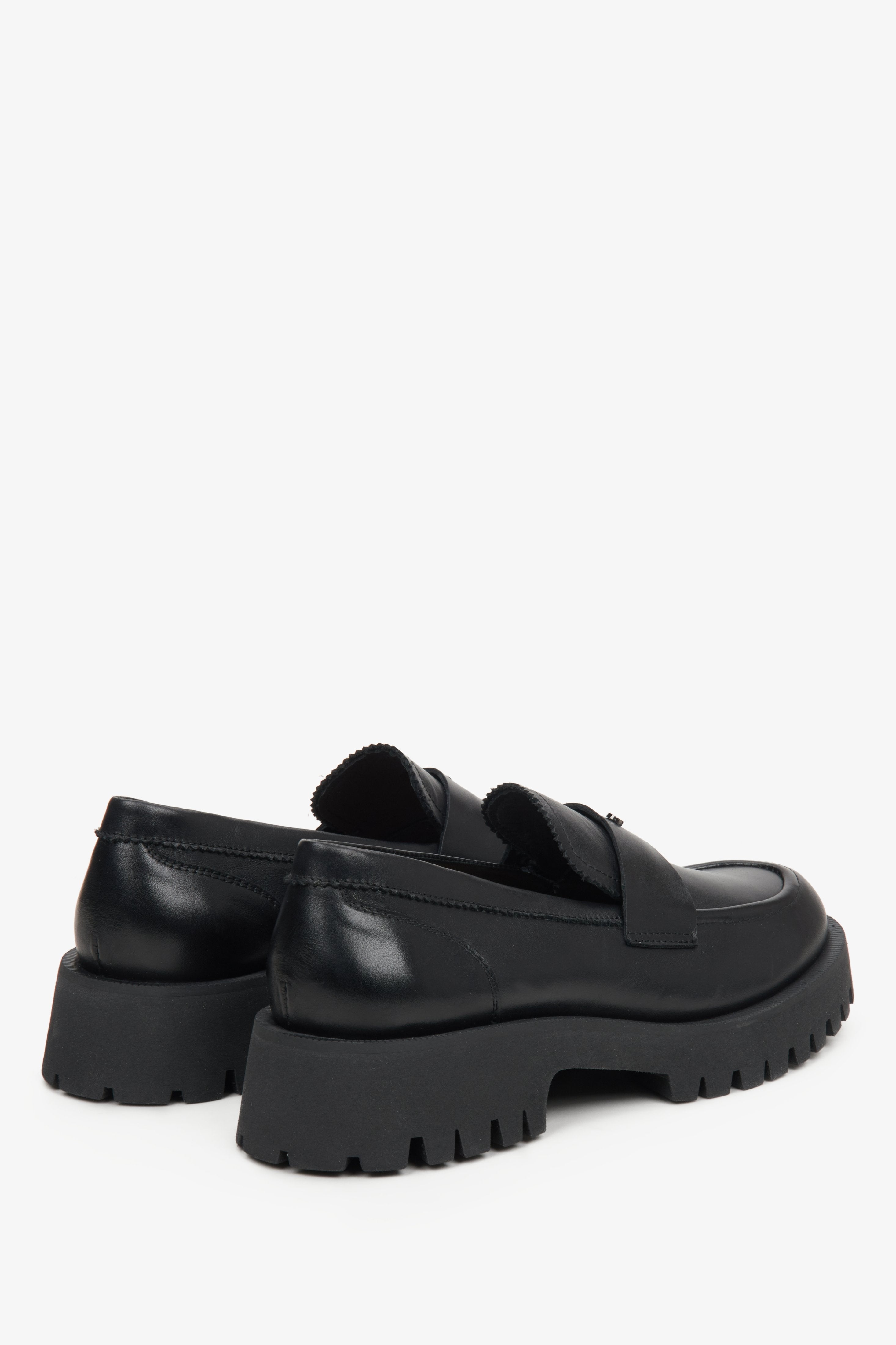 Der perfekte Statement-Schuh für einen coolen Preppy-Look mit Socken und Rock.