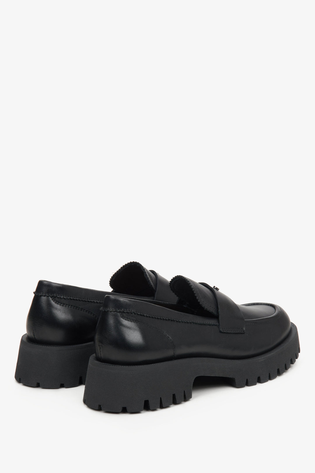 Der perfekte Statement-Schuh für einen coolen Preppy-Look mit Socken und Rock.
