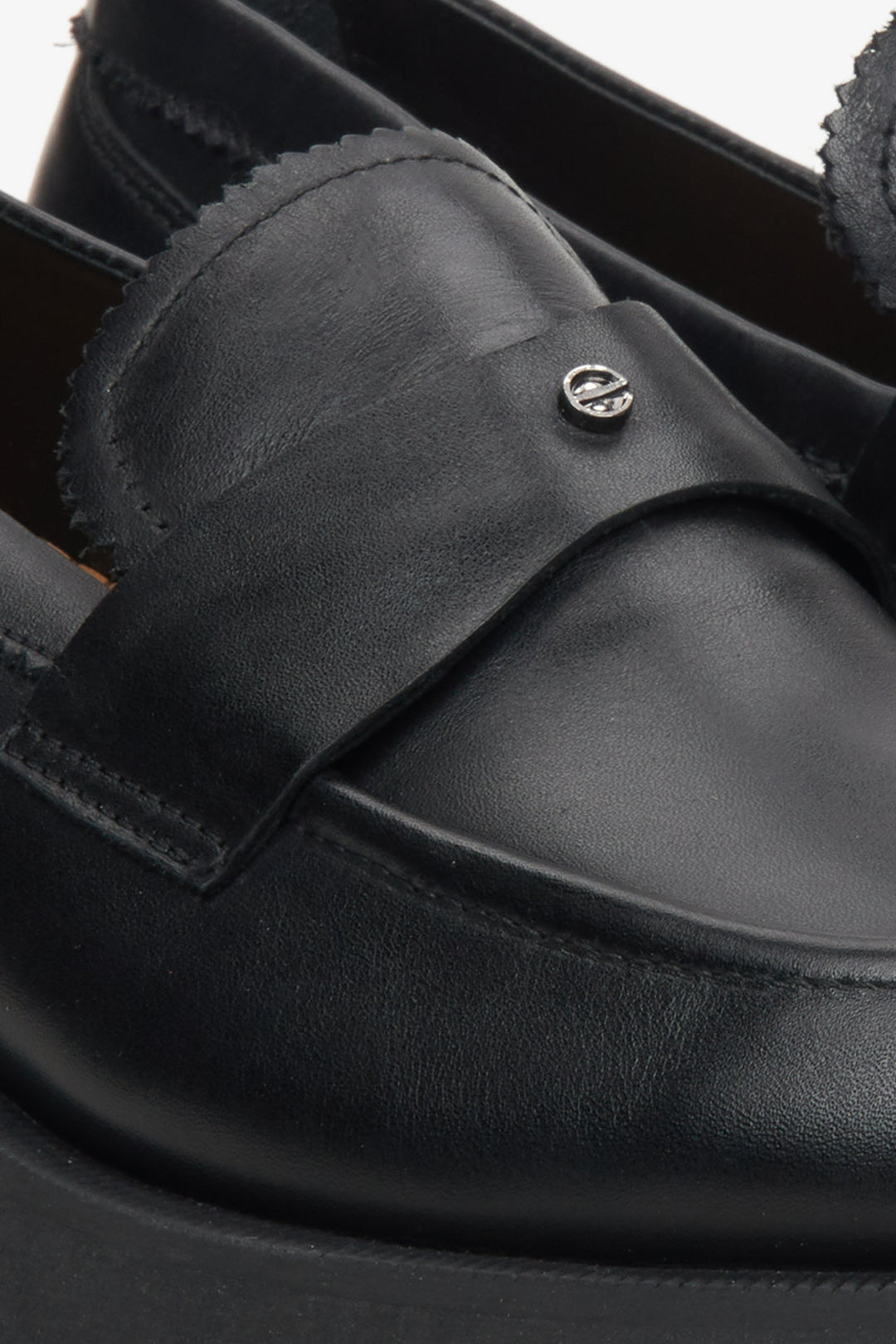 Die klassische Loafer-Silhouette, neu interpretiert auf einer modernen, markanten Lug-Sohle.