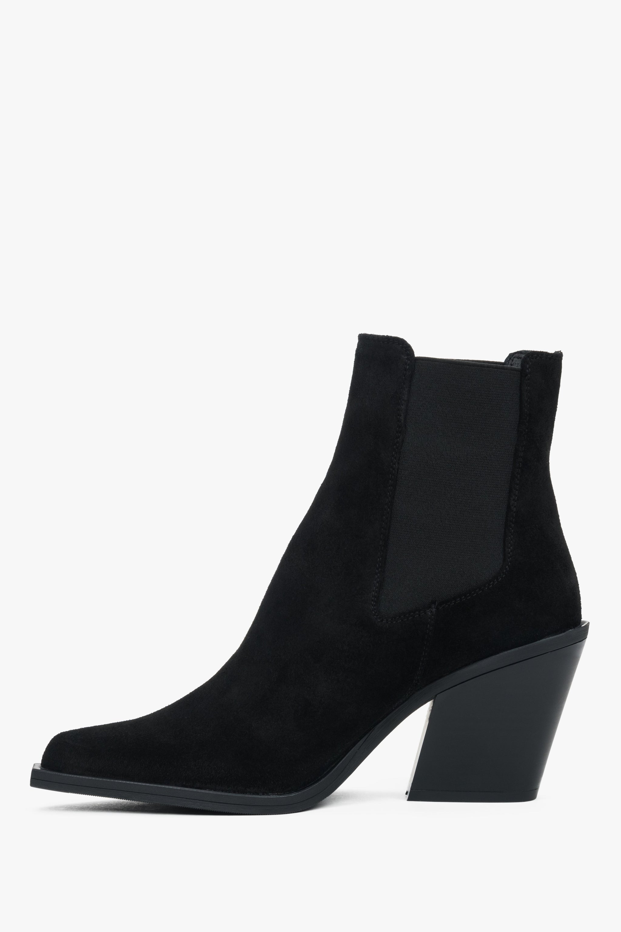 Nahaufnahme des feinen italienischen Veloursleders bei schwarzen Damen-Westernboots.
