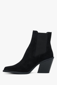 Nahaufnahme des feinen italienischen Veloursleders bei schwarzen Damen-Westernboots.