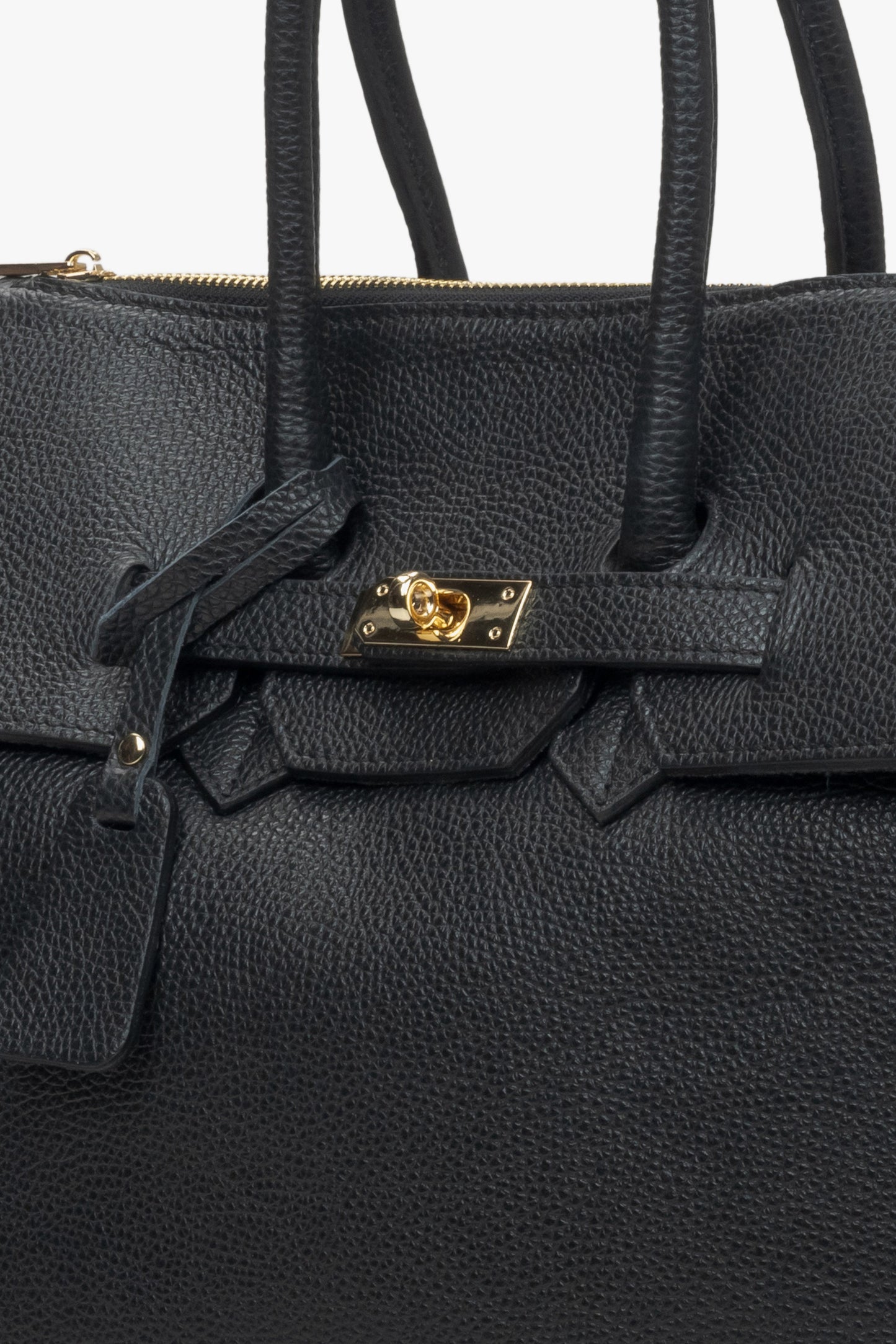 Eine strukturierte, schwarze Henkeltasche mit glatter Oberfläche aus luxuriösem italienischem Leder.