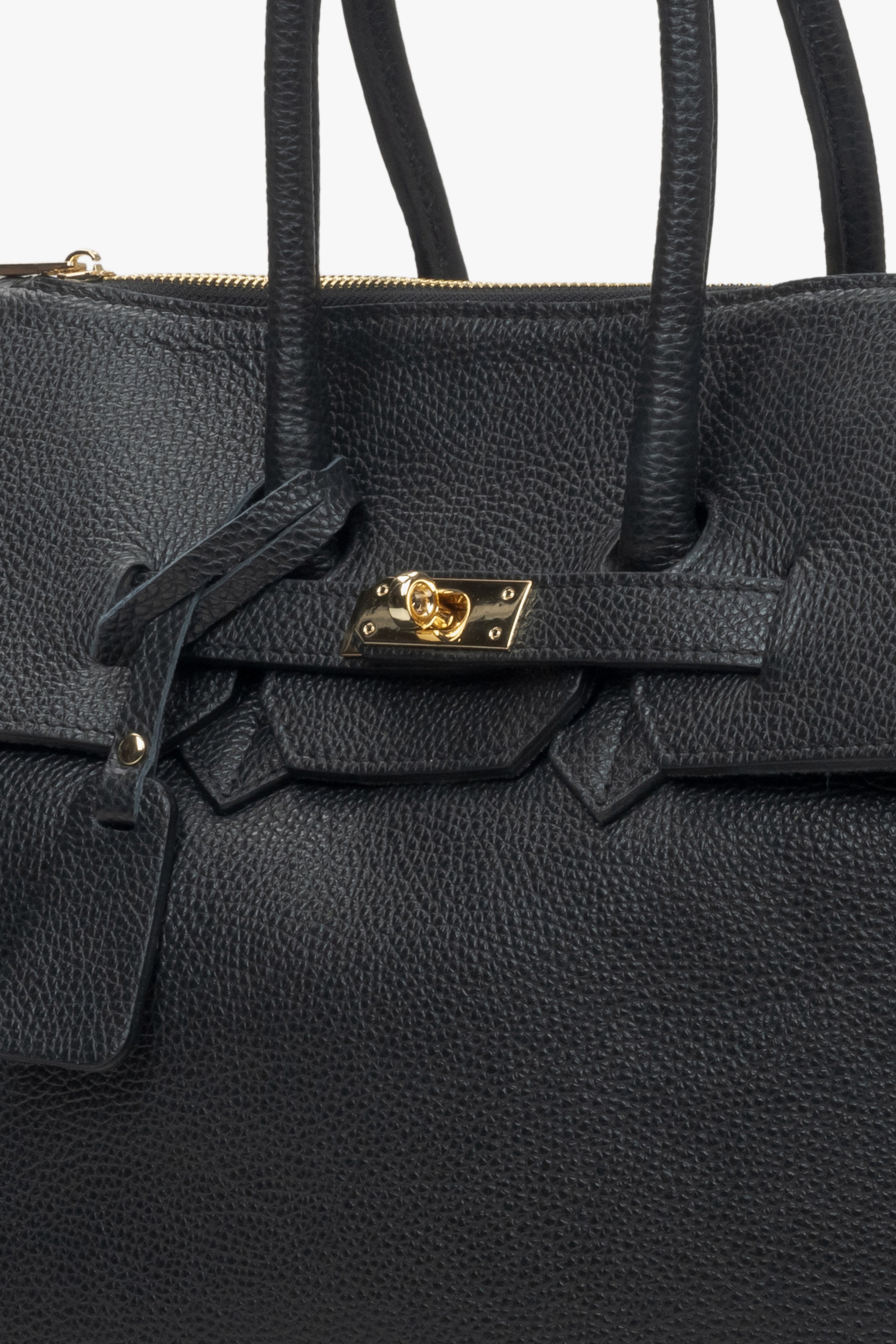 Eine strukturierte, schwarze Henkeltasche mit glatter Oberfläche aus luxuriösem italienischem Leder.