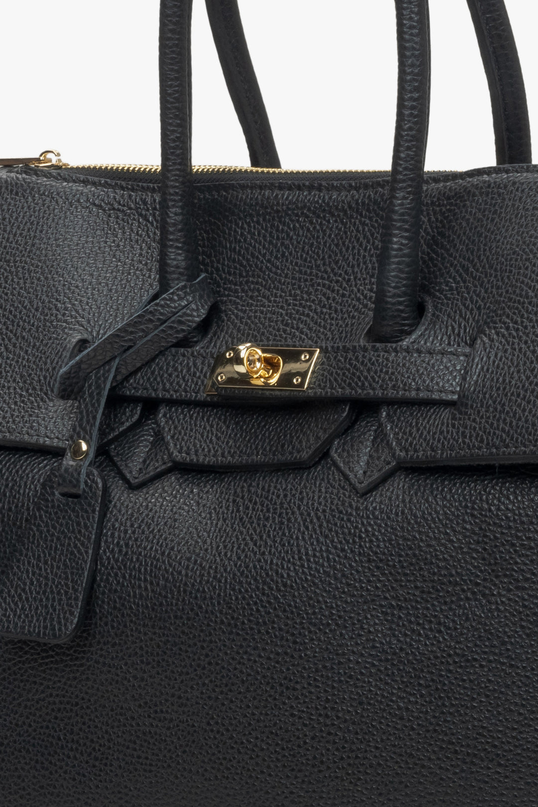 Eine strukturierte, schwarze Henkeltasche mit glatter Oberfläche aus luxuriösem italienischem Leder.
