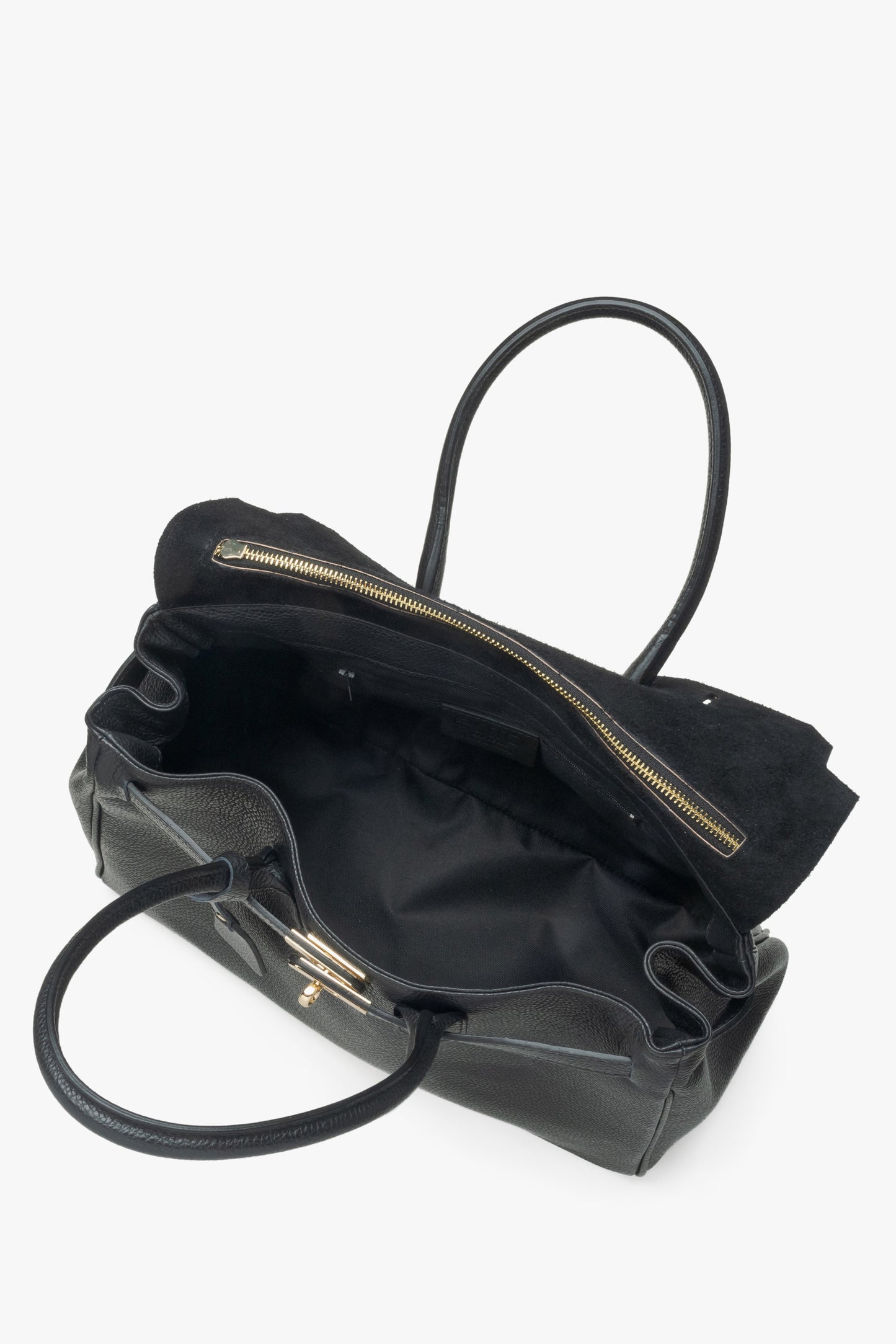 Nahaufnahme einer schwarzen Handtasche, die die feine Narbung des italienischen Premium-Leders zeigt.