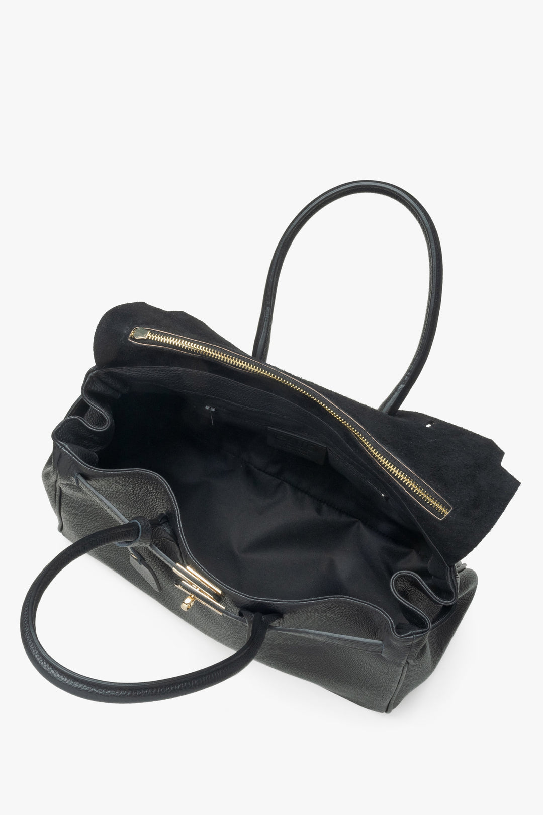 Nahaufnahme einer schwarzen Handtasche, die die feine Narbung des italienischen Premium-Leders zeigt.