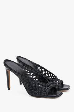 Seitenansicht der schwarzen Premium-Mules aus italienischem Leder