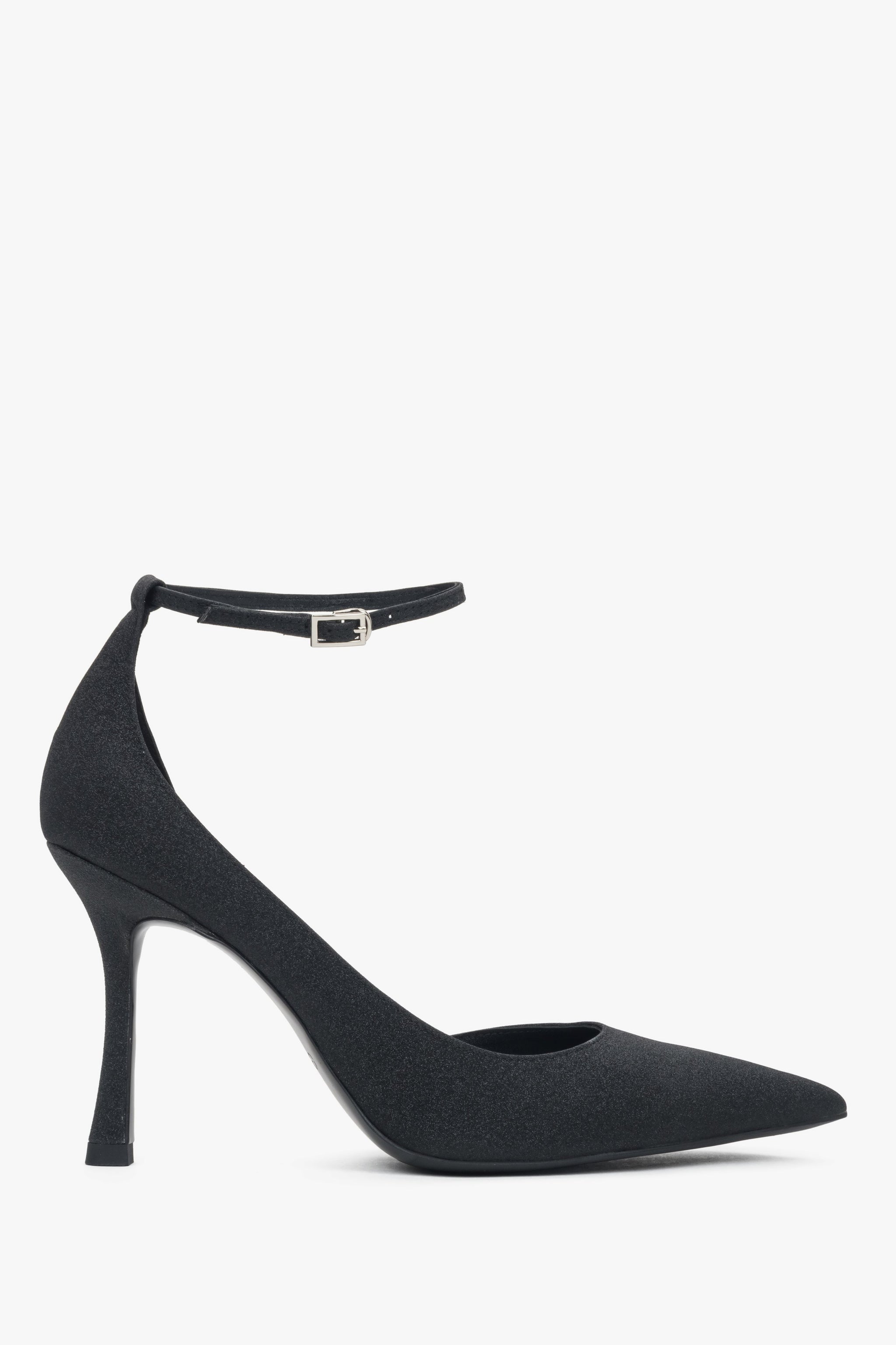 Schwarze Damen-Pumps von Estro mit hohem Absatz und eleganter Schnalle. 