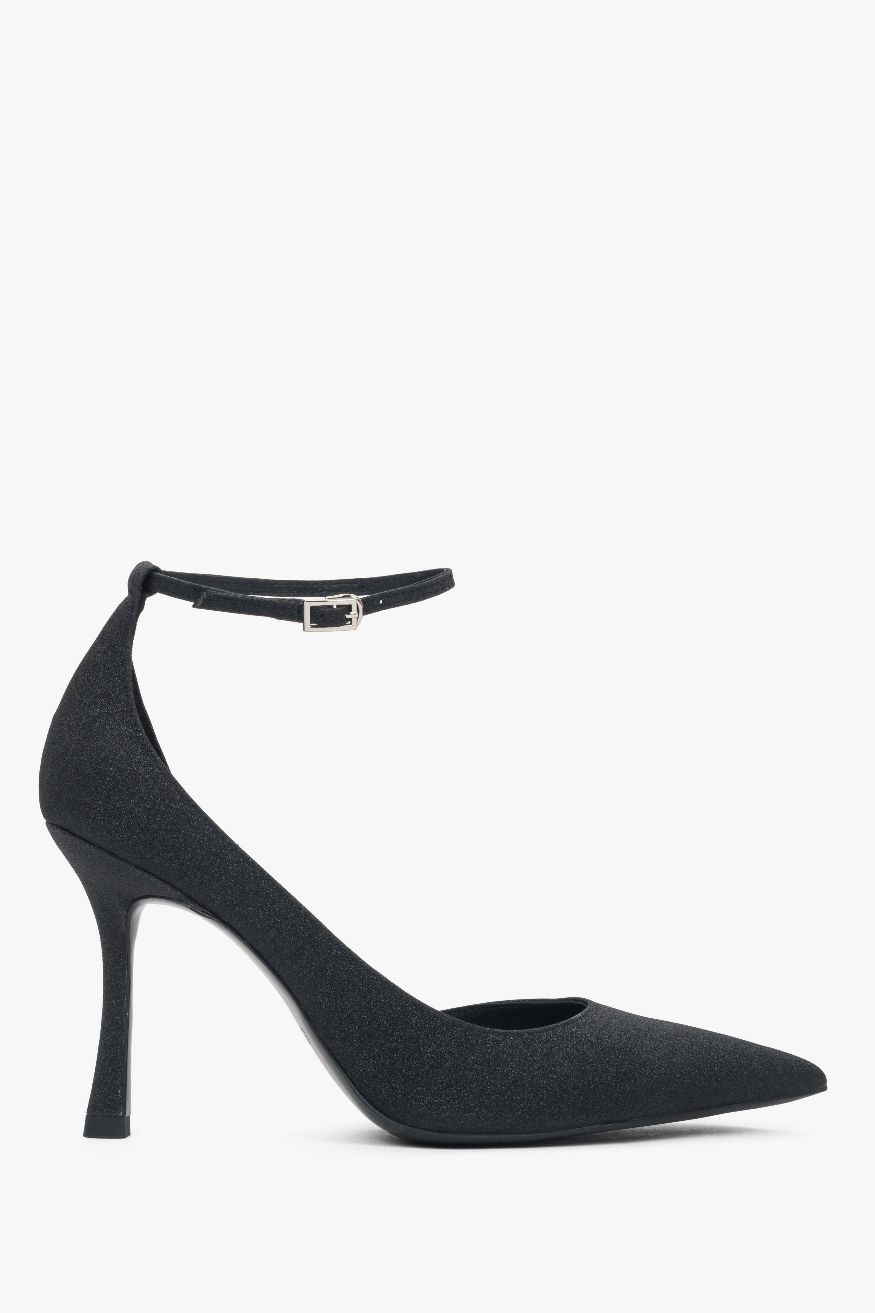 Schwarze Damen-Pumps von Estro mit hohem Absatz und eleganter Schnalle. 