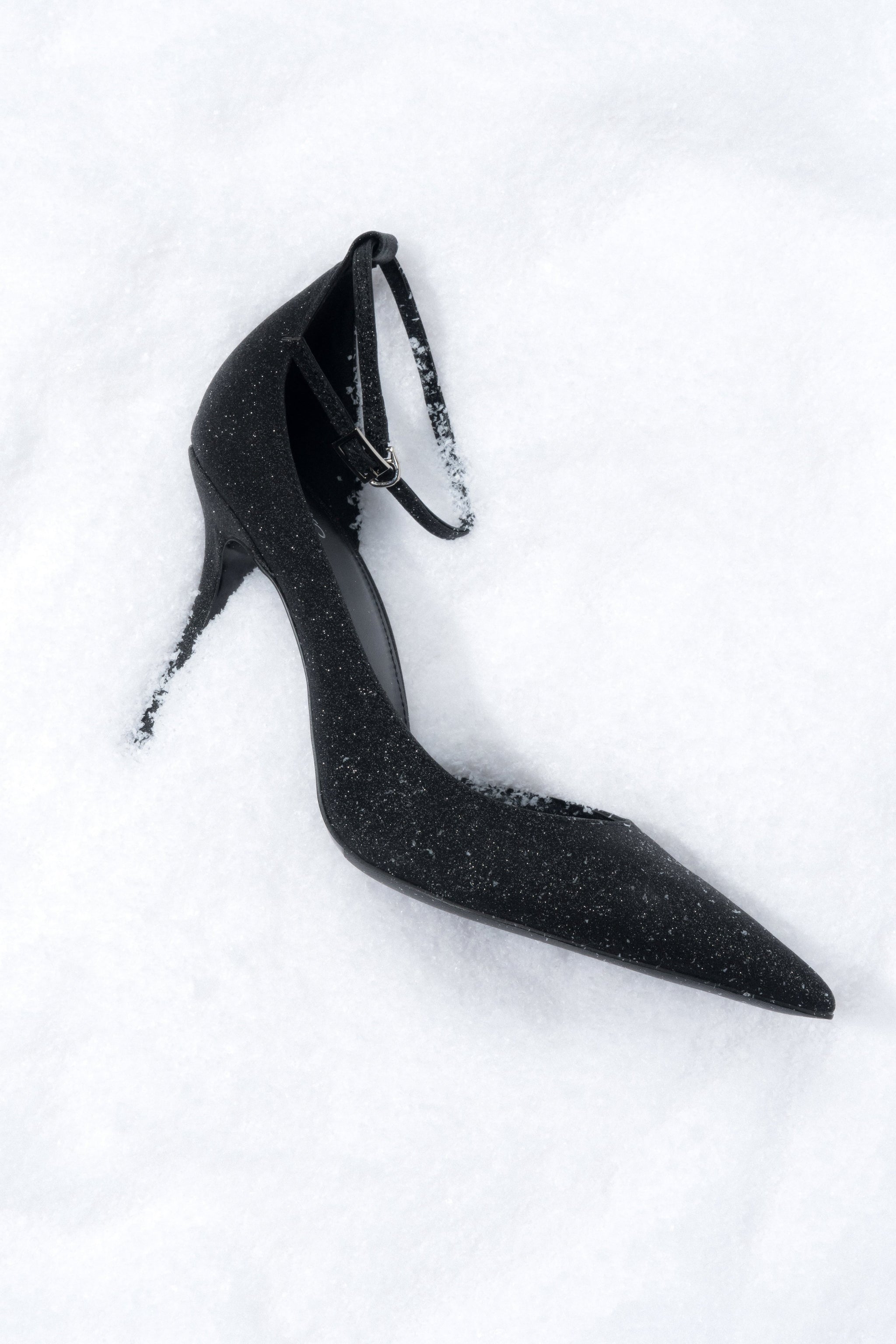 Elegante schwarze High Heels für Damen mit spitzer Zehenpartie.