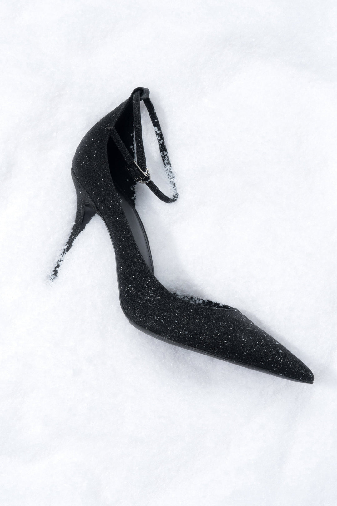 Elegante schwarze High Heels für Damen mit spitzer Zehenpartie.