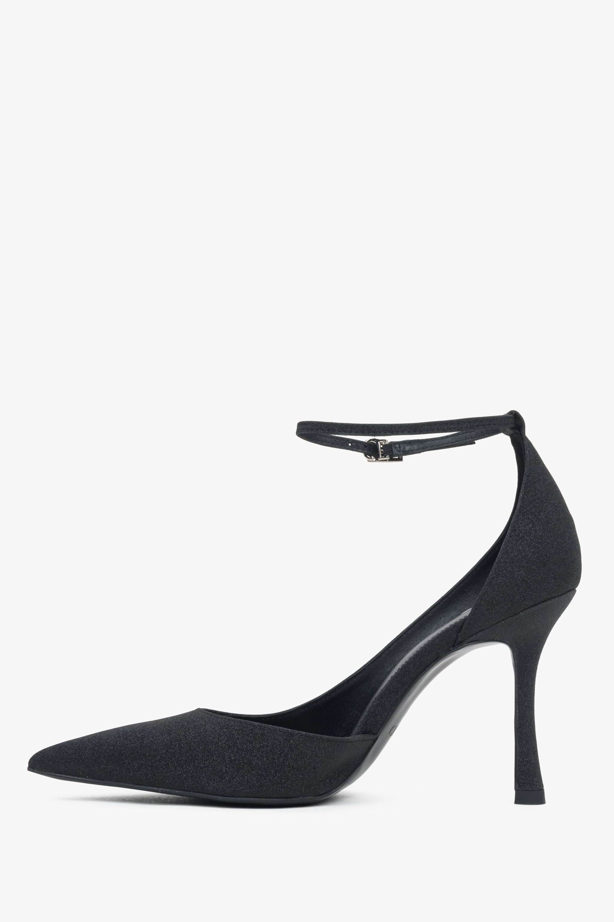 Klassische schwarze Absatzschuhe mit Riemchen und silberner Schnalle.