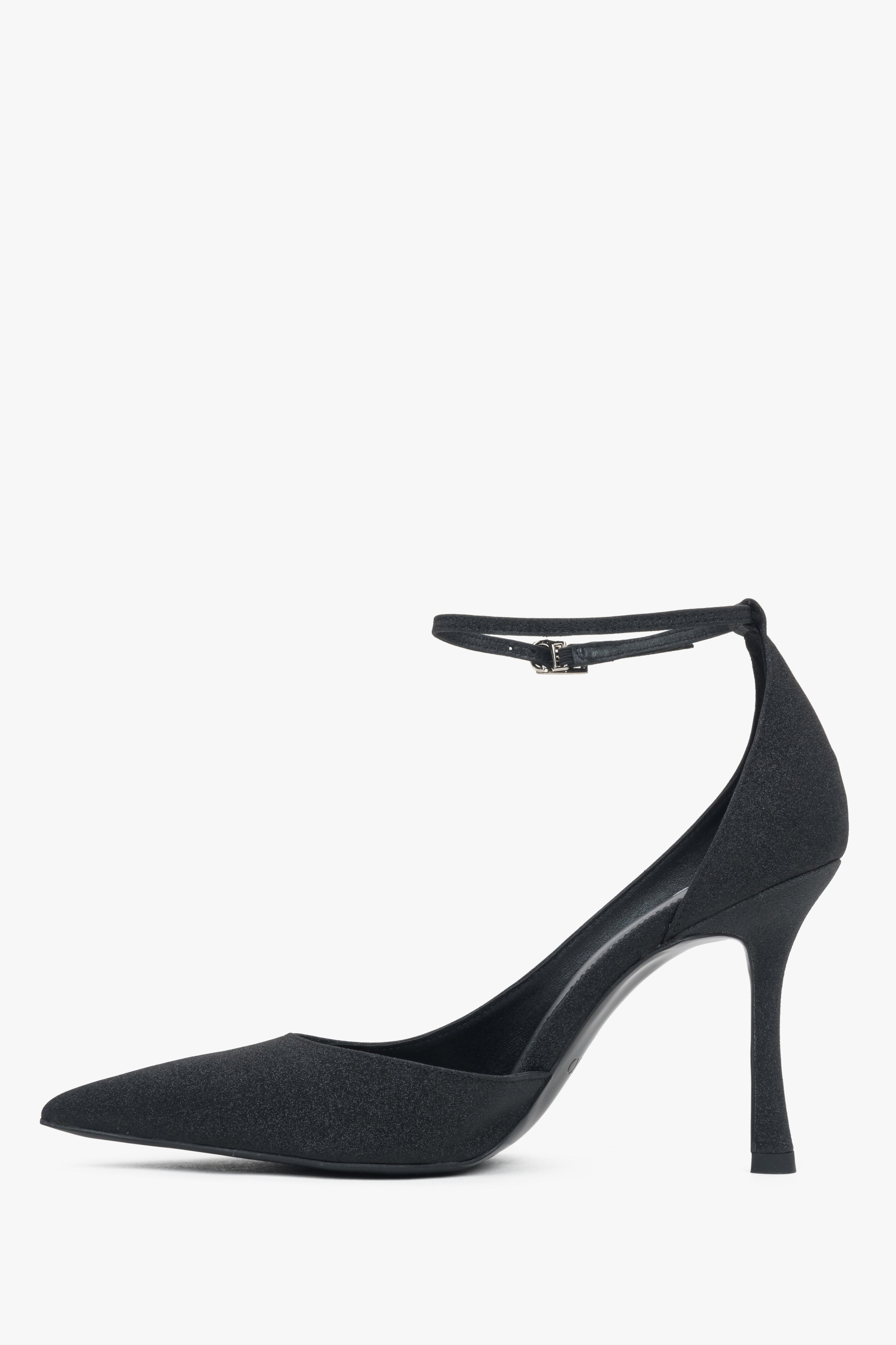 Klassische schwarze Absatzschuhe mit Riemchen und silberner Schnalle.