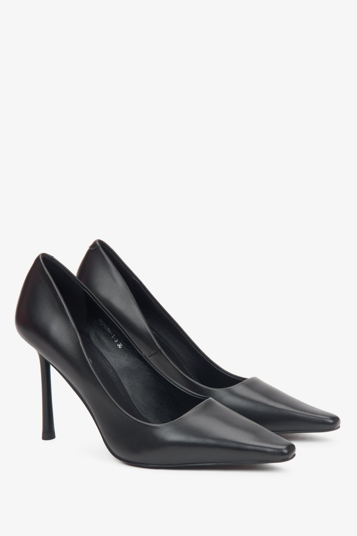 Damen-Pumps in Schwarz von Estro aus echtem Leder mit spitzer Form.