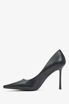 Seitenansicht der schwarzen, spitzen Damen-Pumps aus echtem Leder von Estro.
