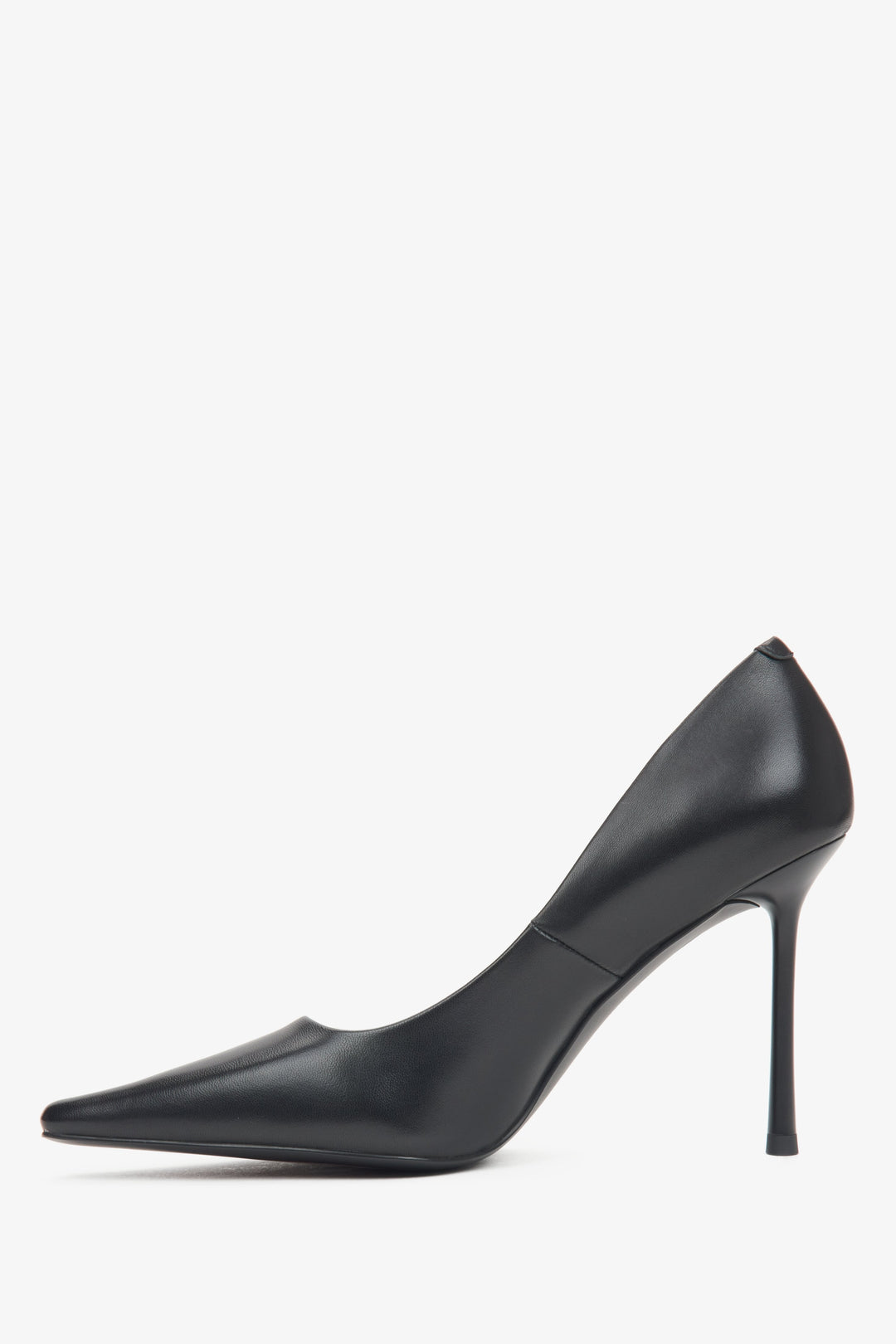 Seitenansicht der schwarzen, spitzen Damen-Pumps aus echtem Leder von Estro.