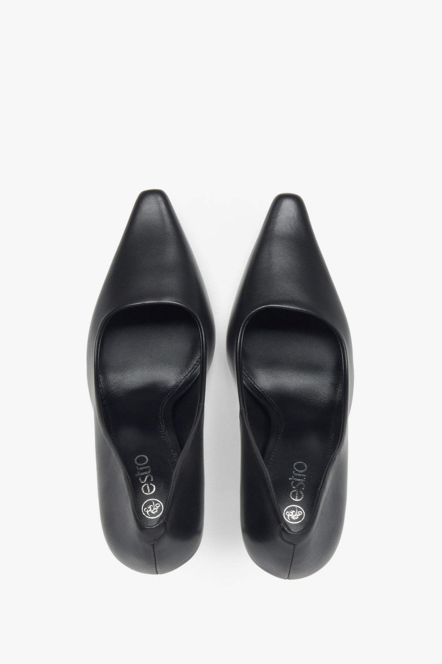 Schwarze Damen-Pumps aus echtem Leder mit schmaler, spitzer Form von Estro (Draufsicht).