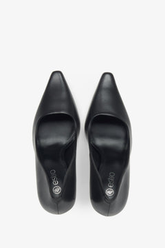 Schwarze Damen-Pumps aus echtem Leder mit schmaler, spitzer Form von Estro (Draufsicht).