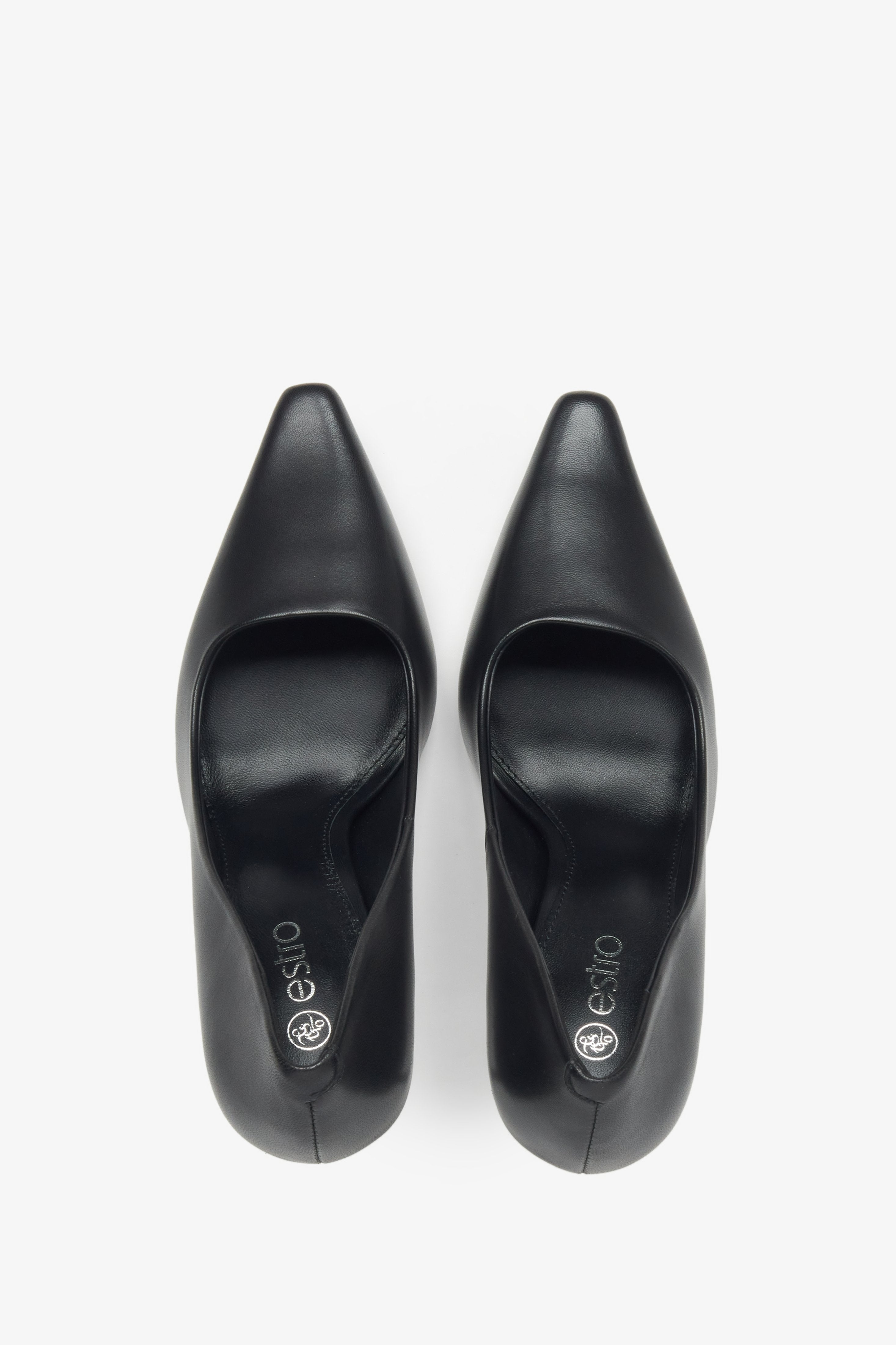 Schwarze Damen-Pumps aus echtem Leder mit schmaler, spitzer Form von Estro (Draufsicht).