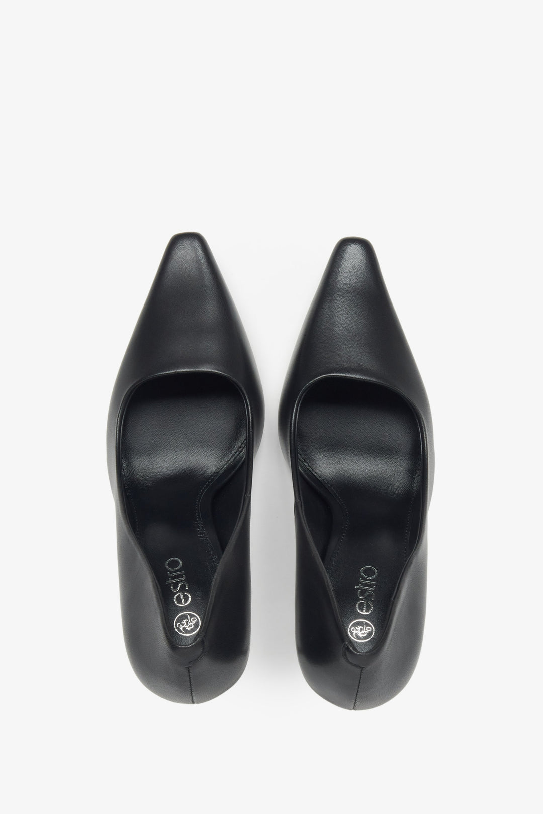 Schwarze Damen-Pumps aus echtem Leder mit schmaler, spitzer Form von Estro (Draufsicht).