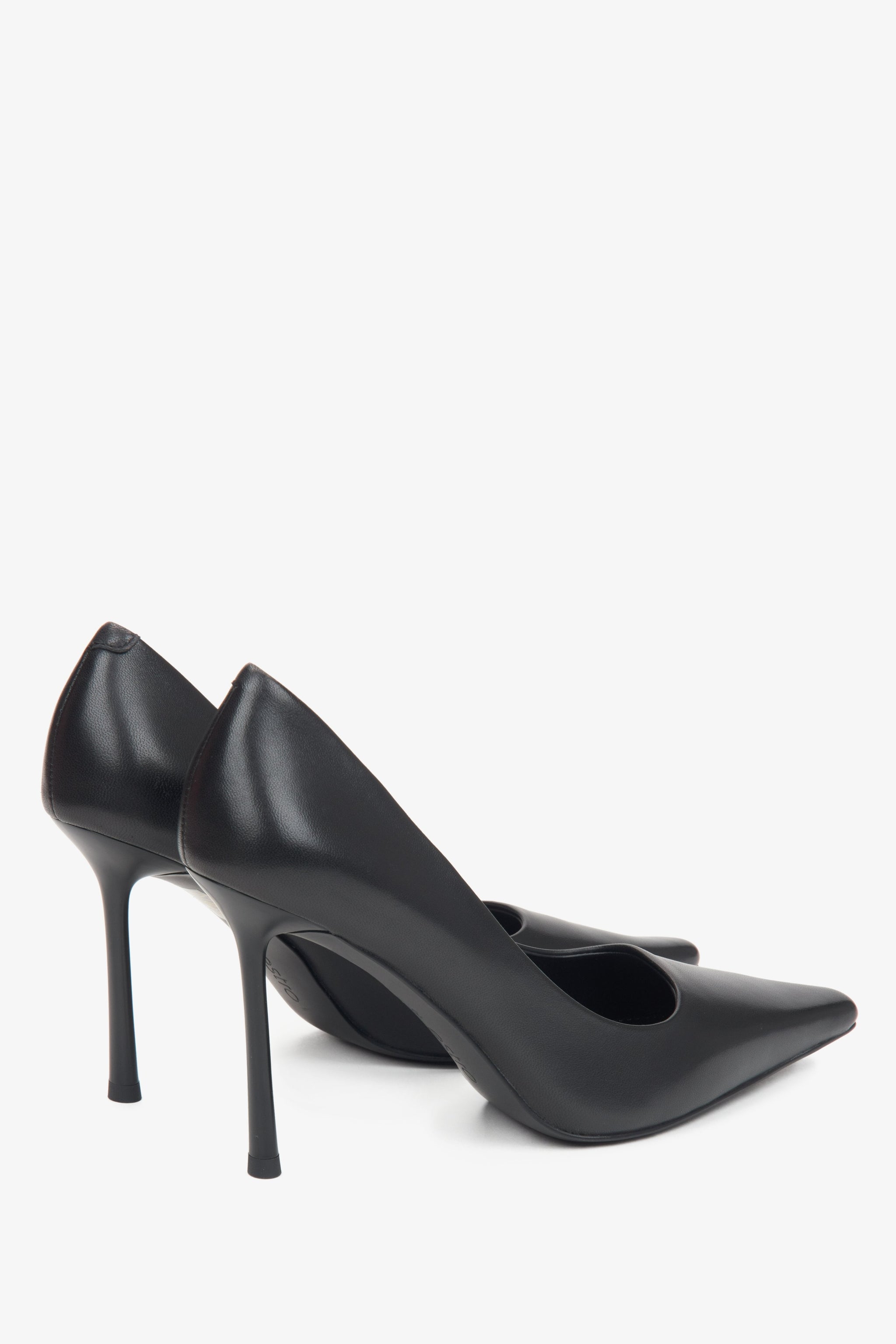Estro schwarze Damen-Pumps aus echtem Leder mit spitzer Form.