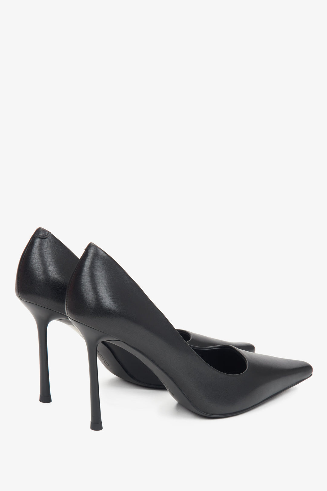 Estro schwarze Damen-Pumps aus echtem Leder mit spitzer Form.
