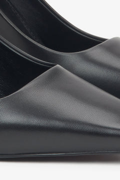 Elegante schwarze Damen-Pumps von Estro aus Naturleder mit spitzer Form, hier in der Detailansicht.