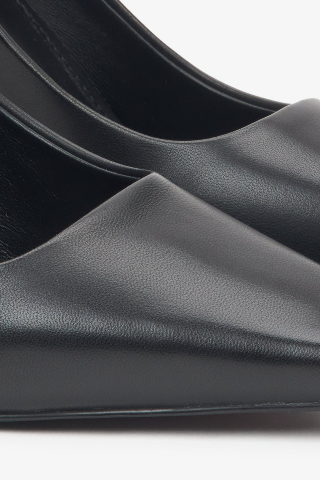 Elegante schwarze Damen-Pumps von Estro aus Naturleder mit spitzer Form, hier in der Detailansicht.