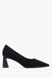 Schwarze Damen-Pumps aus Veloursleder mit spitzer Zehenpartie.