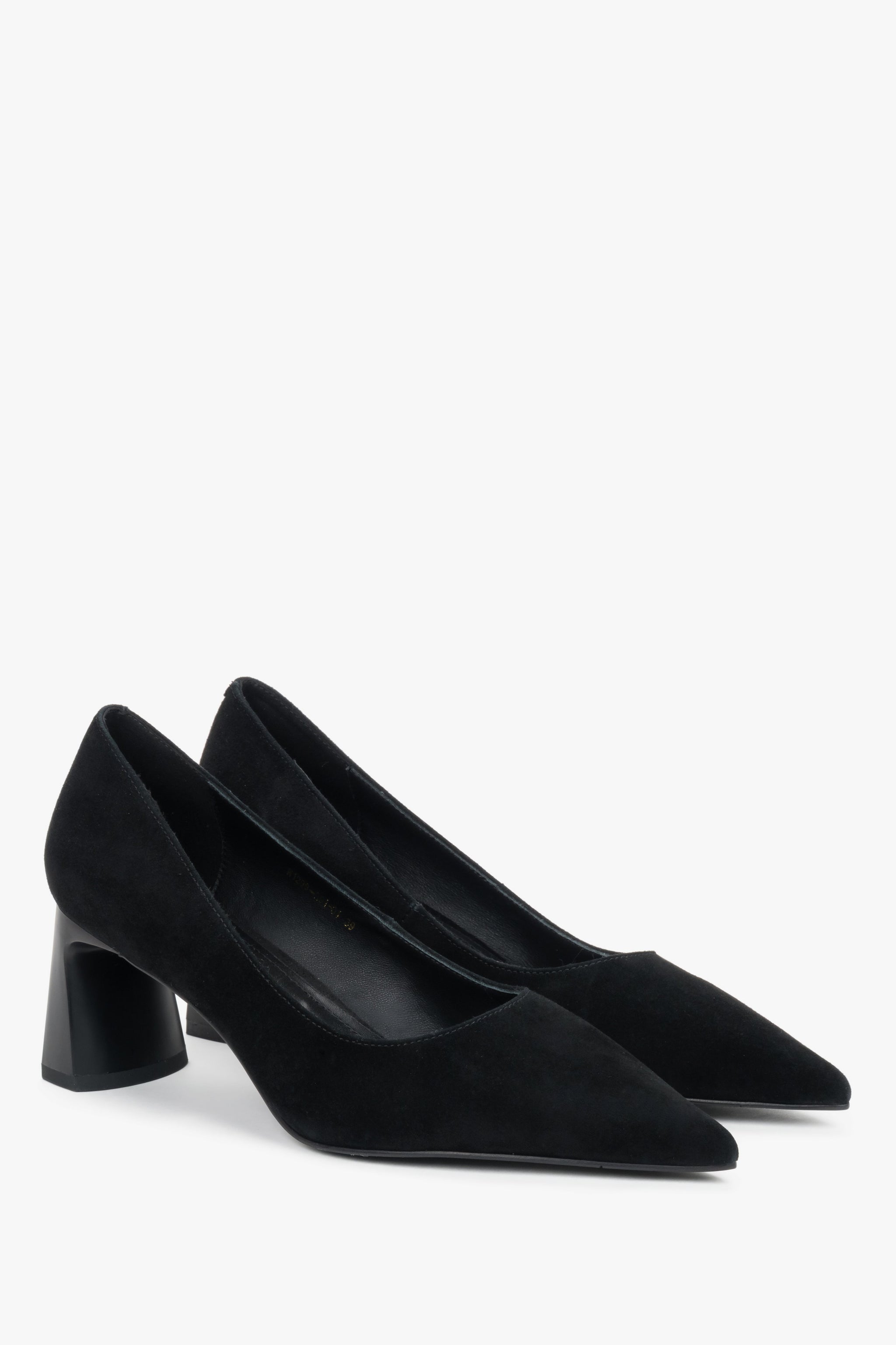 Zwei schwarze Veloursleder-Pumps von Estro mit stabilem Absatz.