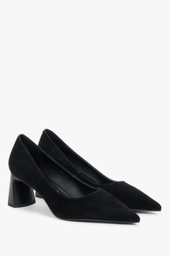 Zwei schwarze Veloursleder-Pumps von Estro mit stabilem Absatz.