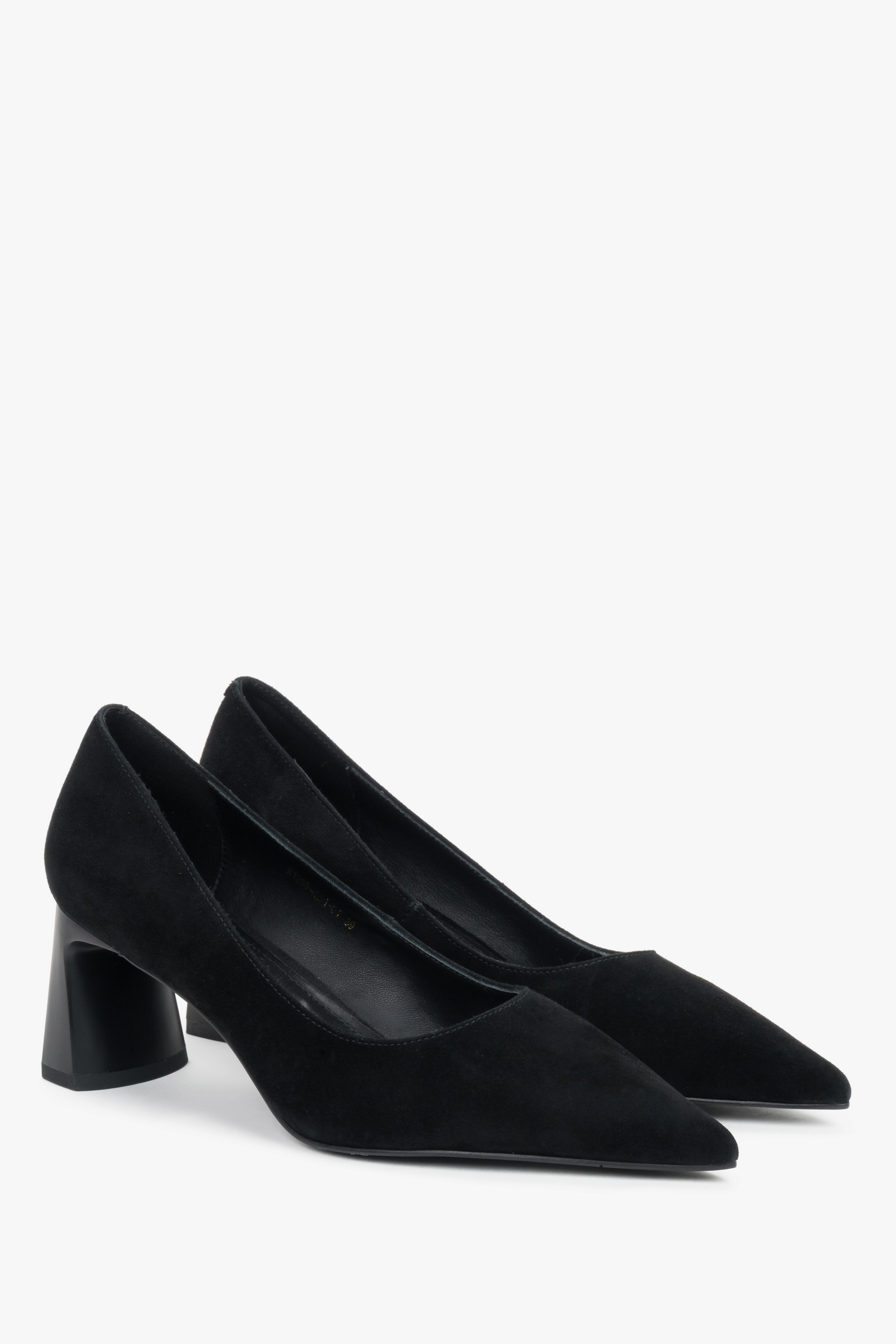 Zwei schwarze Veloursleder-Pumps von Estro mit stabilem Absatz.