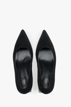 Draufsicht auf das Paar schwarzer Pumps mit Echtleder-Innensohle.