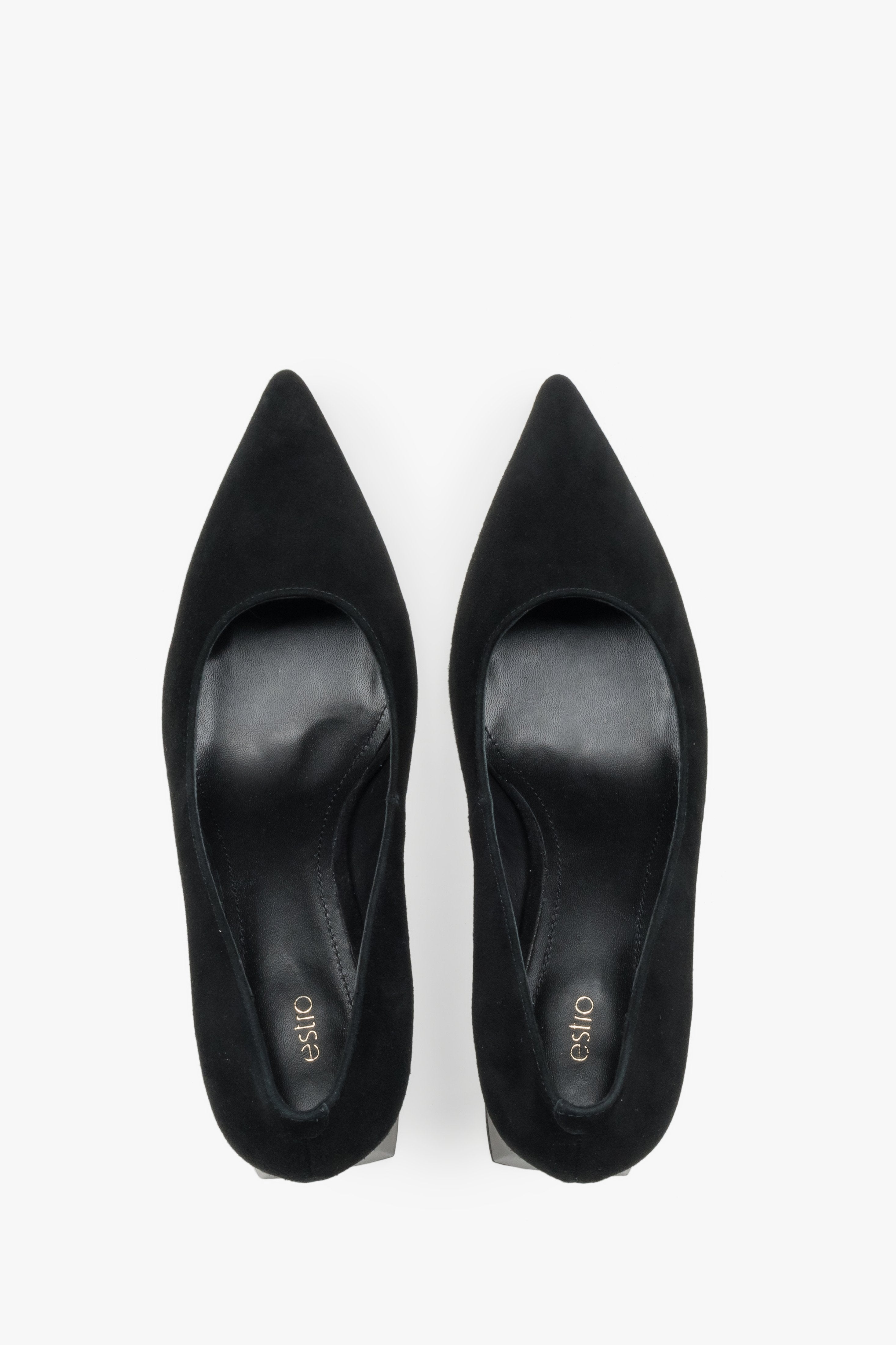 Draufsicht auf das Paar schwarzer Pumps mit Echtleder-Innensohle.