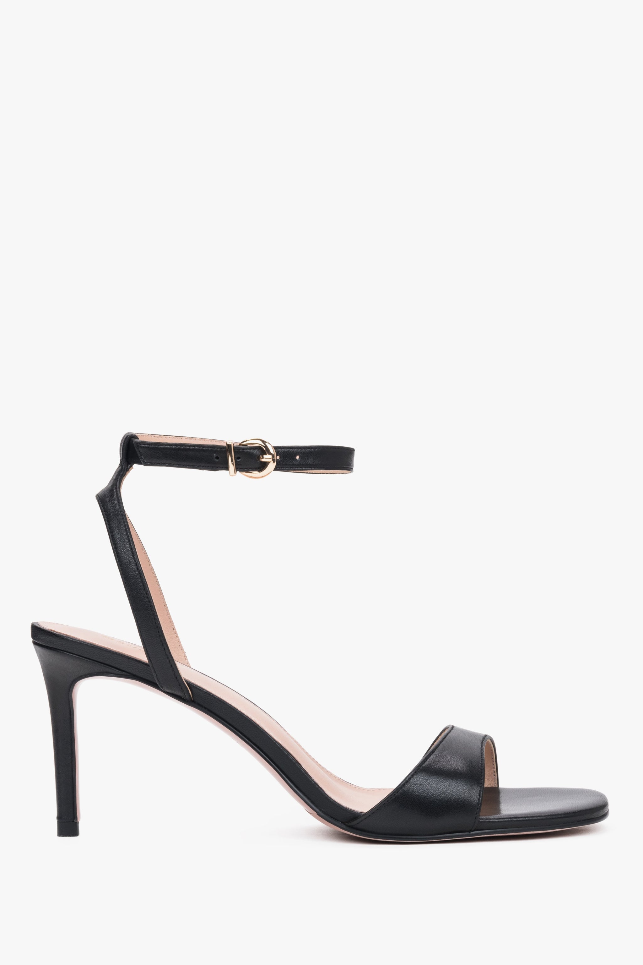 Seitenansicht der schwarzen Leder-Sandalen mit 8 cm Stiletto-Absatz.