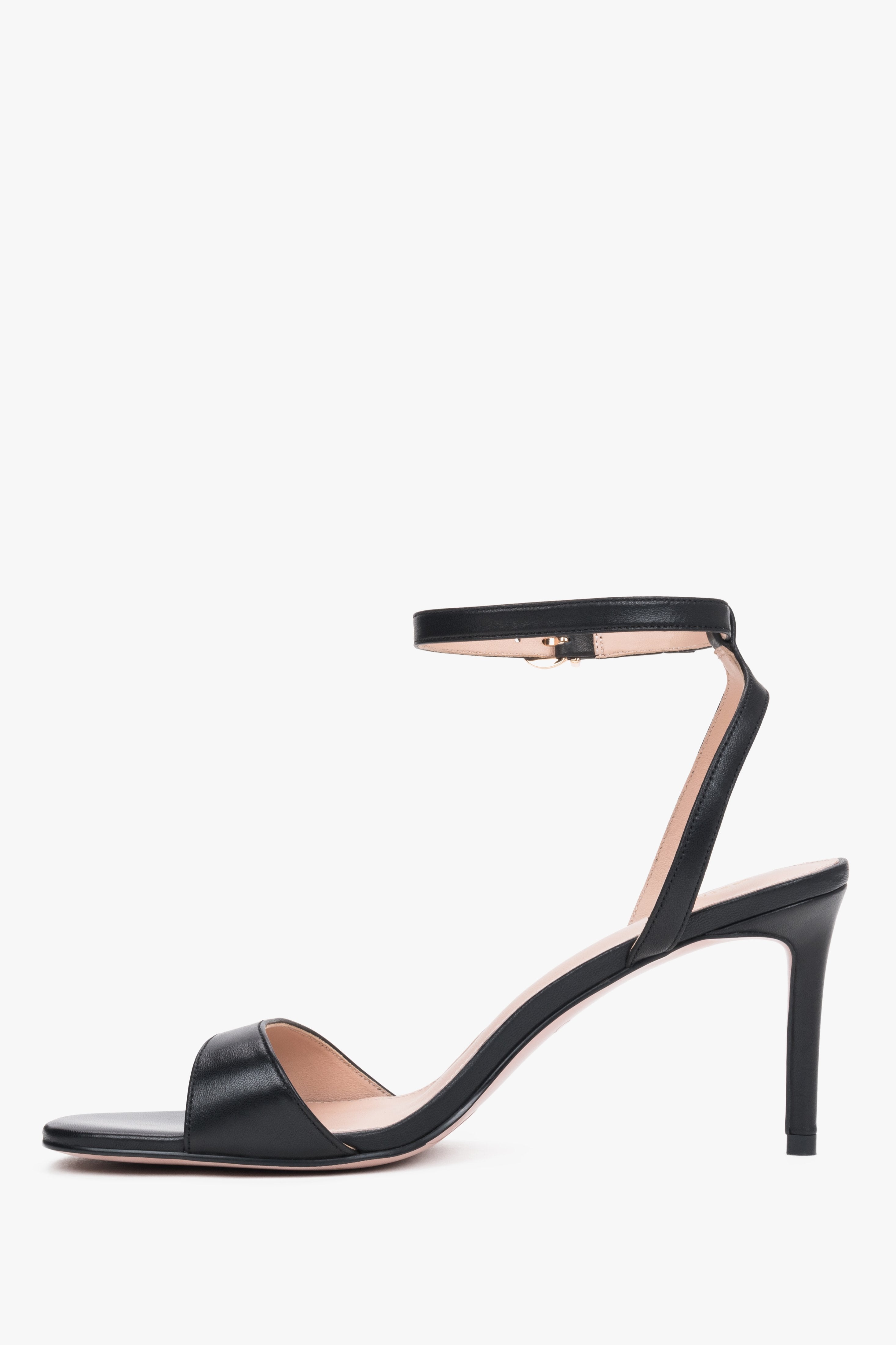 Schwarze Damen-Sandalen aus echtem Leder mit feinen Riemchen.